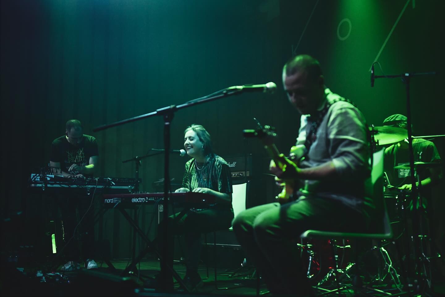 Nondik hasi… Larunbatean bizi izan genuena oso polita, hunkigarria, berezia eta ahaztezina izan zen. Eskenatokia partekatu genuen lagun maiteen babesarekin, antolakuntzan eta teknikan izan genuen talde marabillosoarekin eta bertaratu zinetenon berotasunarekin horrelako mila gau pasako genituzke. Mila esker bihotzez guzti guztioi! Asko maite zaituztegu! ❤️🖤🤍
Como decirlo… Lo que vivimos el sábado fue algo muy bonito, emocionante, especial e inolvidable. Con el apoyo de nuestrxs queridxs amigxs con lxs que compartimos escenario, el equipazo maravilloso en la organización y técnica, y el calor de todxs lxs que os acercasteis podríamos pasar miles de noches como esa. Mil gracias de corazón a todxs! Os queremos mucho! ❤️🖤🤍
📸 @eideriturriaga