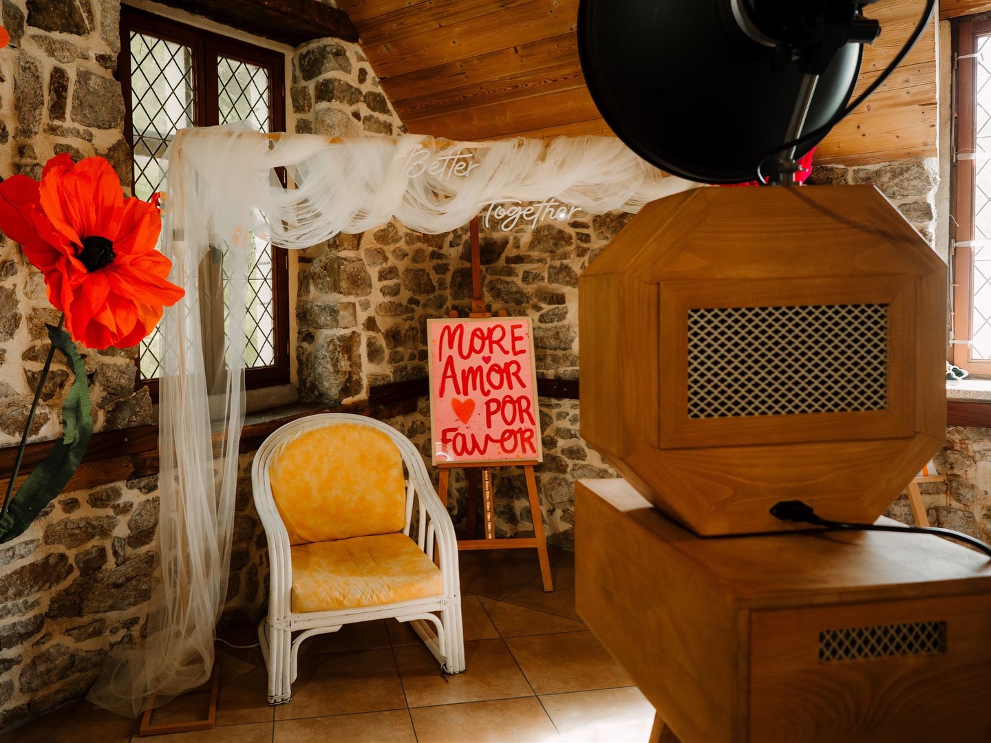 ✨ Mariage de Cassandra & Johann
Il nous reste quelques mariages à vous partager avant de finir l’année.
Un joli week-end de fin d’été, direction le Moulin de Saint-Yves pour accompagner Cassandra & Johann dans leur journée incroyable 🤍
Un mariage rempli d’énergie, d’émotions… et de sacrées surprises !
150 invités, une salle pleine à craquer, un cocktail porté par Petit Biscuit, Elvis, C2C, Parov Stelar ou encore Bakermat… De quoi lancer les festivités comme il se doit 😍
L’entrée en salle s’est faite sur Sarah – Perché te amo & Caroline Marquez, avec une ambiance de folie dès les premières secondes.
Le gâteau ? Freed From Desire évidemment 🔥
Et l’ouverture de bal… une battle légendaire sur Rock This Party, suivie d’un discours surprise de nos de deux mariés 🥹✨Côté animations :
• Arrivée surprise du témoin de Johann en Jojo fantaisie (cf photo)
• Diaporama
• Battle de danseOptions en vue : photobooth, livre d’or audio, étincelles froides & 1h supp’ pour faire durer la fête jusqu’au bout de la nuit ✨
Un grand merci à Nina, la photographe, pour sa présence et son regard artistique 📸
Une journée rythmée, pleine de bonne humeur et de moments uniques.
Hâte de revivre ça très vite sur vos prochains événements ❤️📸 Photographe : @nina.pontida.pro
🍽️ Traiteur & domaine : @domainemoulindesaintyves#mariage2025 #WeddingBretagne #SvSound #DJmariage
________________________________________________
DJ SvSound
📞 06 30 76 21 40
📧 svsound@outlook.com
📌 Bretagne