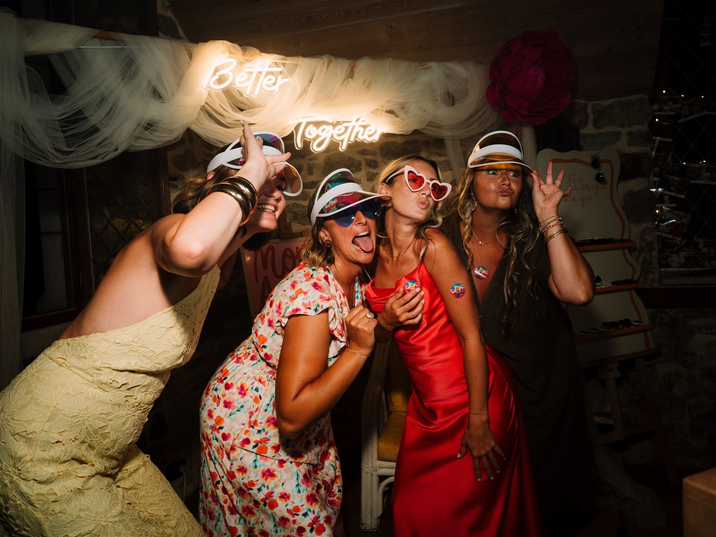 ✨ Mariage de Cassandra & Johann
Il nous reste quelques mariages à vous partager avant de finir l’année.
Un joli week-end de fin d’été, direction le Moulin de Saint-Yves pour accompagner Cassandra & Johann dans leur journée incroyable 🤍
Un mariage rempli d’énergie, d’émotions… et de sacrées surprises !
150 invités, une salle pleine à craquer, un cocktail porté par Petit Biscuit, Elvis, C2C, Parov Stelar ou encore Bakermat… De quoi lancer les festivités comme il se doit 😍
L’entrée en salle s’est faite sur Sarah – Perché te amo & Caroline Marquez, avec une ambiance de folie dès les premières secondes.
Le gâteau ? Freed From Desire évidemment 🔥
Et l’ouverture de bal… une battle légendaire sur Rock This Party, suivie d’un discours surprise de nos de deux mariés 🥹✨Côté animations :
• Arrivée surprise du témoin de Johann en Jojo fantaisie (cf photo)
• Diaporama
• Battle de danseOptions en vue : photobooth, livre d’or audio, étincelles froides & 1h supp’ pour faire durer la fête jusqu’au bout de la nuit ✨
Un grand merci à Nina, la photographe, pour sa présence et son regard artistique 📸
Une journée rythmée, pleine de bonne humeur et de moments uniques.
Hâte de revivre ça très vite sur vos prochains événements ❤️📸 Photographe : @nina.pontida.pro
🍽️ Traiteur & domaine : @domainemoulindesaintyves#mariage2025 #WeddingBretagne #SvSound #DJmariage
________________________________________________
DJ SvSound
📞 06 30 76 21 40
📧 svsound@outlook.com
📌 Bretagne