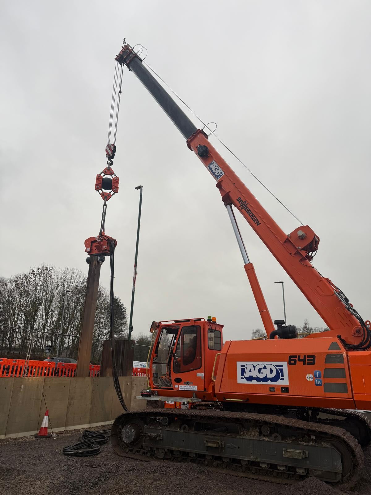 Multi machine job this week in Shrewsbury, Shropshire for @stuartpiling.
One of our @sennebogen_official 643, 40 tons #TelescopicCrawlerCranes extracting #SheetPiles with one of our #Muller MS-9 #Vibros and protected by one of our @tuenkers vibration dam