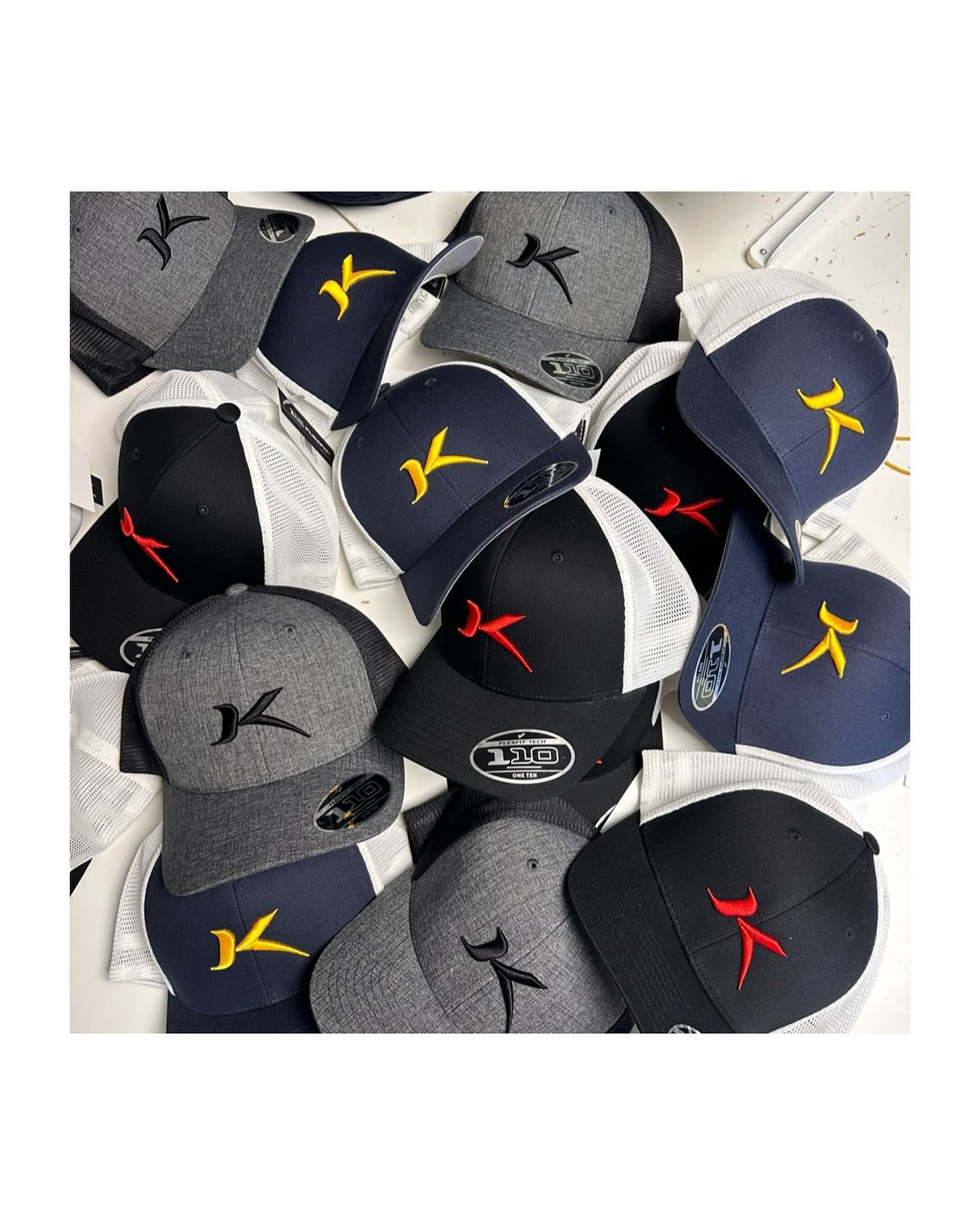 110ner Classic Trucker mit 3D Logo Stick für @dieterkalt74 #cap #style #3d #embroidery #fun #hockey #game #theshow #collaboration #pasion #puck #rinkhockey #yellow #red #black #fashion #fashionstyle #