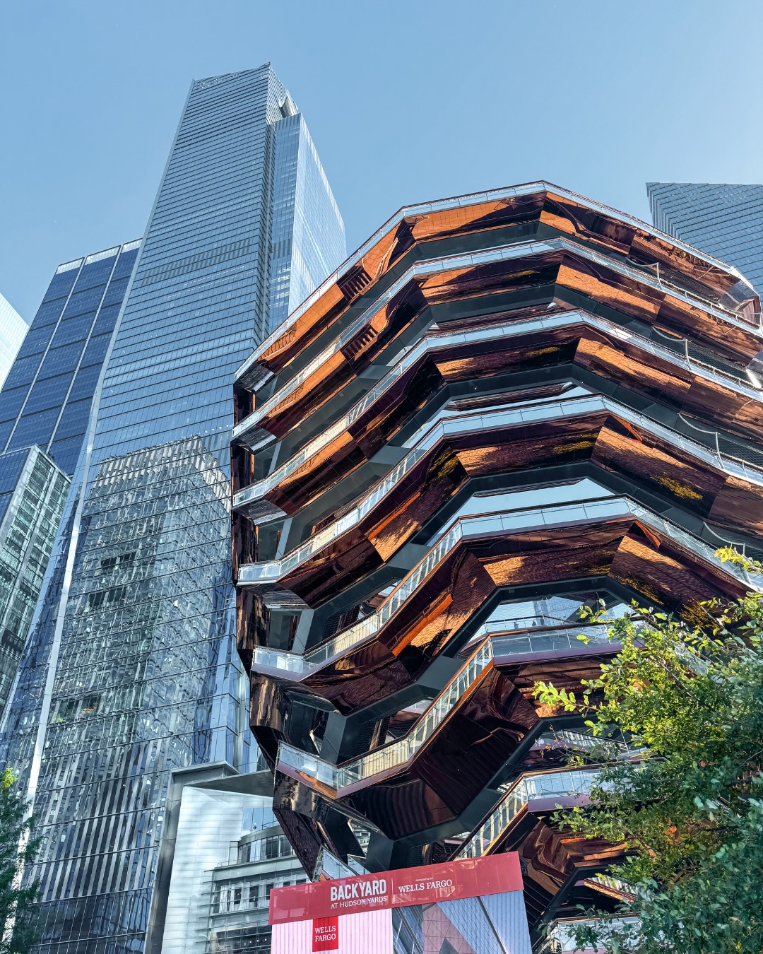 Dans ma pellicule à New York 📸 part 5
L’après marathon, c’est quand tu te balades fièrement la médaille au cou 🎖️ que tout le monde te félicite et que tu reçois des cadeaux (comme un burger gratos au Shake Shack).
Même les non-coureurs en ont bien profité 😏 c’est passé beaucoup trop vite…