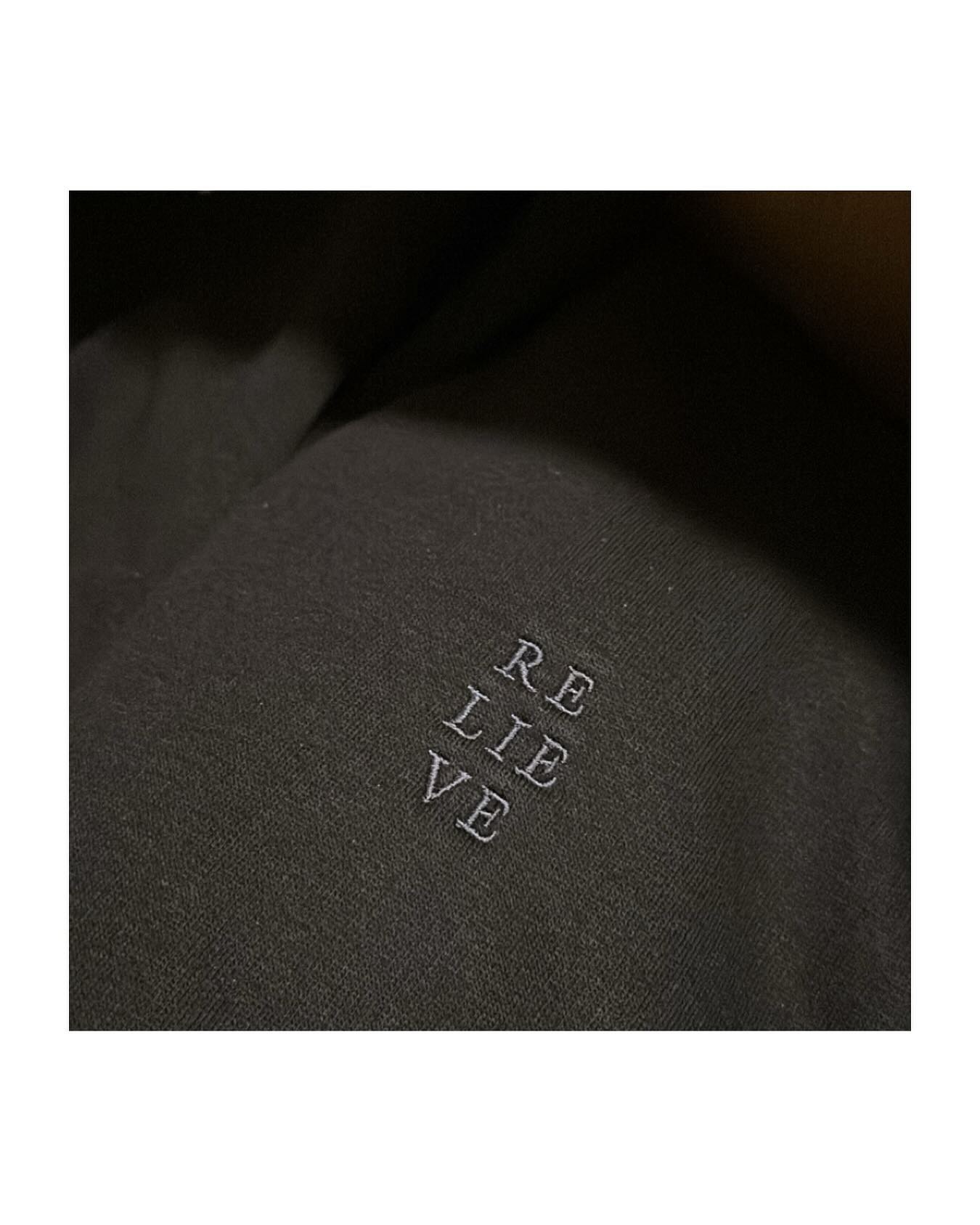 Another stunnig Style by @relieve.clothing. Get yours under www.relieveclothing.com #relieve #clothing #style #black #embroidery #crewneck #fun #friends #fashion #streetwear #streetfashion