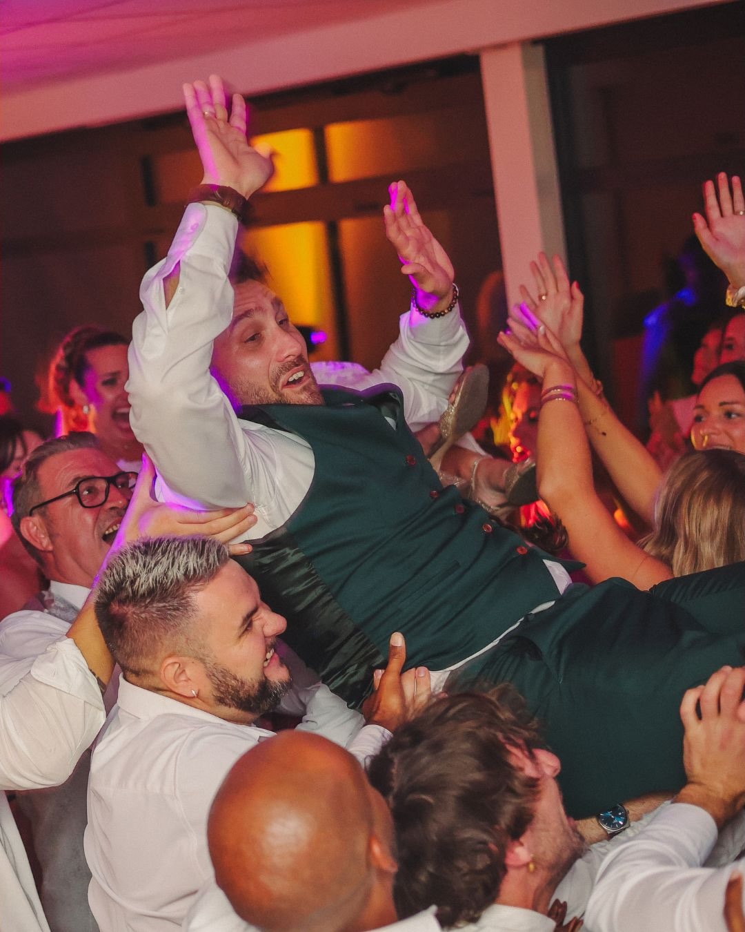 Dernier mariage de 2025
✨ Charlène & Benjamin
Quelle émotion de vous accompagner pour ce grand jour 💛
Après l’anniversaire de Charlène en 2023, c’est avec un immense plaisir que nous avons retrouvé une famille que l’on connaît bien : unie, festive et toujours partante pour mettre le feu 🔥Au programme :
✨ Étincelles froides pour les moments forts
💡 Mise en lumière architecturale du lieu
💨 Fumée lourde pour une ouverture de bal pleine d’émotion
🎤 Cérémonie laïque sonorisée
📸 Photos de soirée
🎧 Et une piste de danse qui n’a jamais refroidi
Des entrées marquantes, une fontaine de champagne explosive, un opening de bar mémorable et une ambiance taillée sur-mesure, à l’image de Charlène & Benjamin 🥂
Merci pour votre confiance, votre énergie et cette journée remplie de sourires ❤️
Encore tous nos vœux de bonheur ✨
⛪️ : @les_cotonnades
🍽️ : @lesjardinsduprieure
🎥 : @camara.lorient
🎶 : @djsvsound
💬 Dites-nous en commentaire votre moment préféré (entrée, ouverture de bal, fontaine de champagne ?)
📩 Envie d’une ambiance comme celle-ci pour votre événement ? Écrivez-nous en DM#Mariage #DJMariage #MariageBretagne #soirée