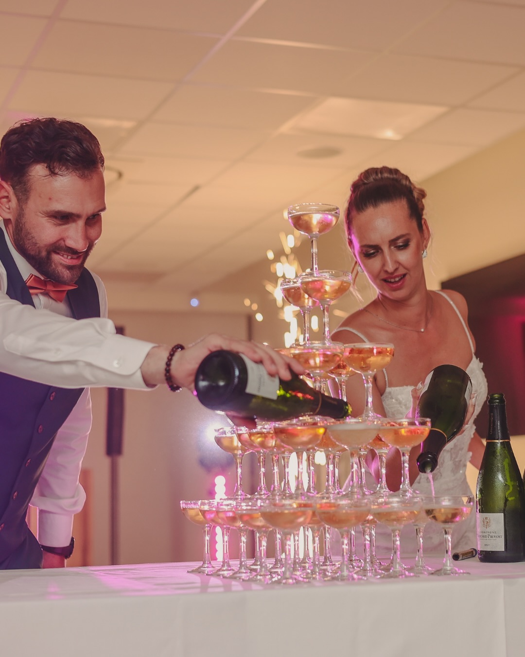 Dernier mariage de 2025
✨ Charlène & Benjamin
Quelle émotion de vous accompagner pour ce grand jour 💛
Après l’anniversaire de Charlène en 2023, c’est avec un immense plaisir que nous avons retrouvé une famille que l’on connaît bien : unie, festive et toujours partante pour mettre le feu 🔥Au programme :
✨ Étincelles froides pour les moments forts
💡 Mise en lumière architecturale du lieu
💨 Fumée lourde pour une ouverture de bal pleine d’émotion
🎤 Cérémonie laïque sonorisée
📸 Photos de soirée
🎧 Et une piste de danse qui n’a jamais refroidi
Des entrées marquantes, une fontaine de champagne explosive, un opening de bar mémorable et une ambiance taillée sur-mesure, à l’image de Charlène & Benjamin 🥂
Merci pour votre confiance, votre énergie et cette journée remplie de sourires ❤️
Encore tous nos vœux de bonheur ✨
⛪️ : @les_cotonnades
🍽️ : @lesjardinsduprieure
🎥 : @camara.lorient
🎶 : @djsvsound
💬 Dites-nous en commentaire votre moment préféré (entrée, ouverture de bal, fontaine de champagne ?)
📩 Envie d’une ambiance comme celle-ci pour votre événement ? Écrivez-nous en DM#Mariage #DJMariage #MariageBretagne #soirée