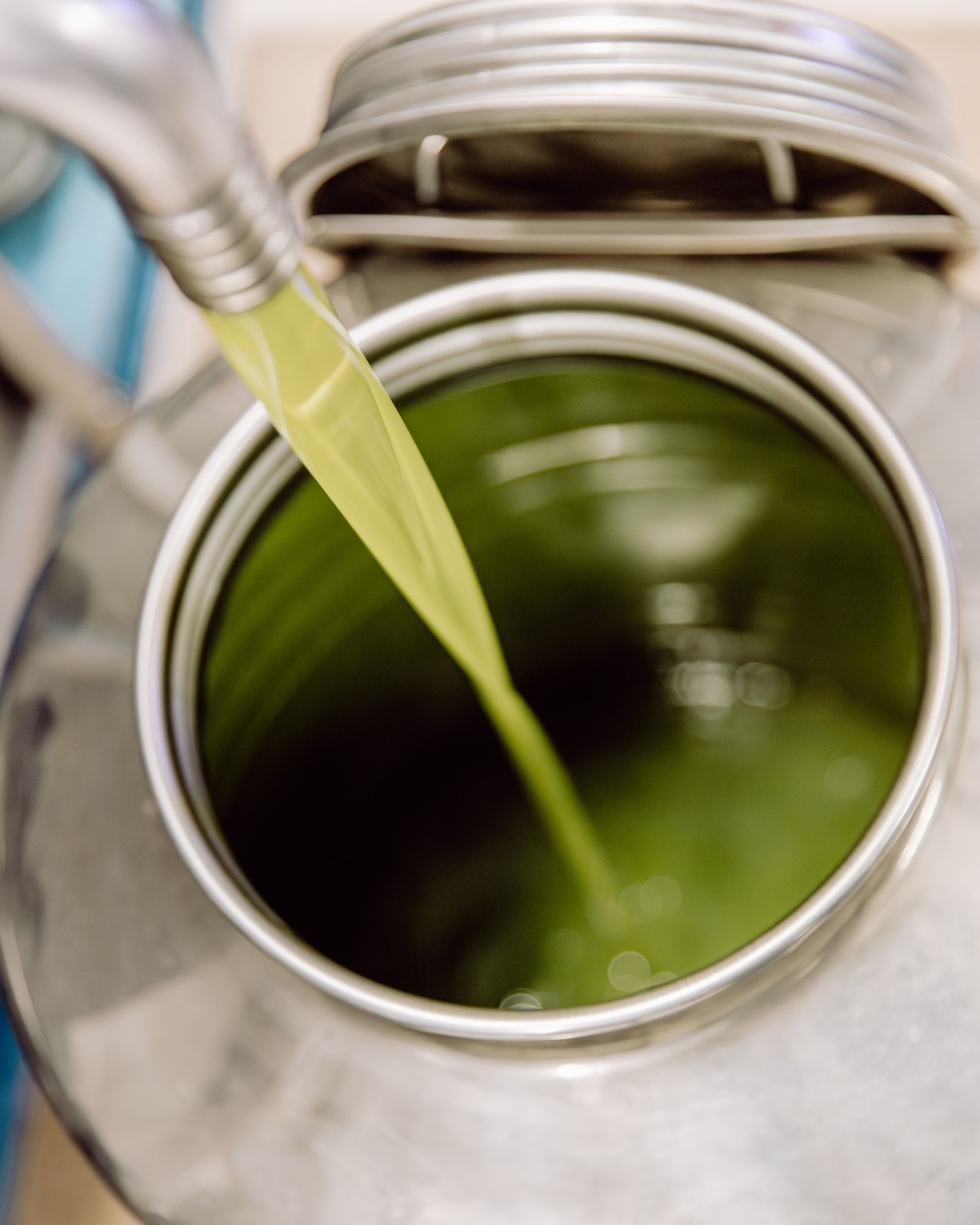 Swipe 😋 und lass dich vom Geschmack überraschen den Hendrik für euch testet. Oil.lers berührt den Gaumen mit Balance, Wärme und Charakter. Ein unvergessliches Aroma für die Sinne was einen zum schmunzeln bringt.
#Oillers #OlivenölGenuss #ExklusivesOlivenöl #FeinsterGeschmack #ToskanaLiebe #MadeInItaly #ItalienischerGenuss #ToskanaMomente #GenussMitHerz #Sonnengeküsst #GeschmackDerSeele #FoodLovers #MediterraneKüche #NatürlichGenießen #PureQualität #AuthentischerGeschmack #GoldDerToskana