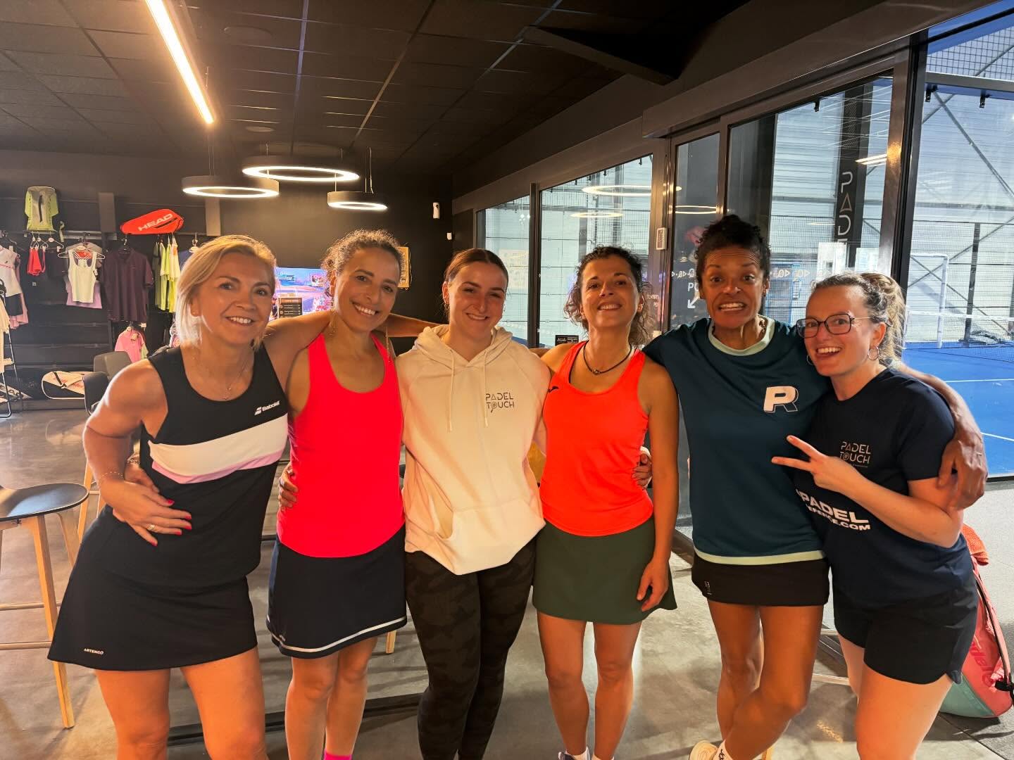 Notre équipe Femmes 3 – Régional 3 💙
Deux belles rencontres face à 3dpadel et le Tennis club Lège Cap Ferret 🔥
Des super matchs, du combat… mais surtout une ambiance incroyable du début à la fin 🙌
Un immense merci aux filles pour votre énergie et votre bonne humeur 🫶
On remet ça l’année prochaine, encore plus motivées 💪🔥