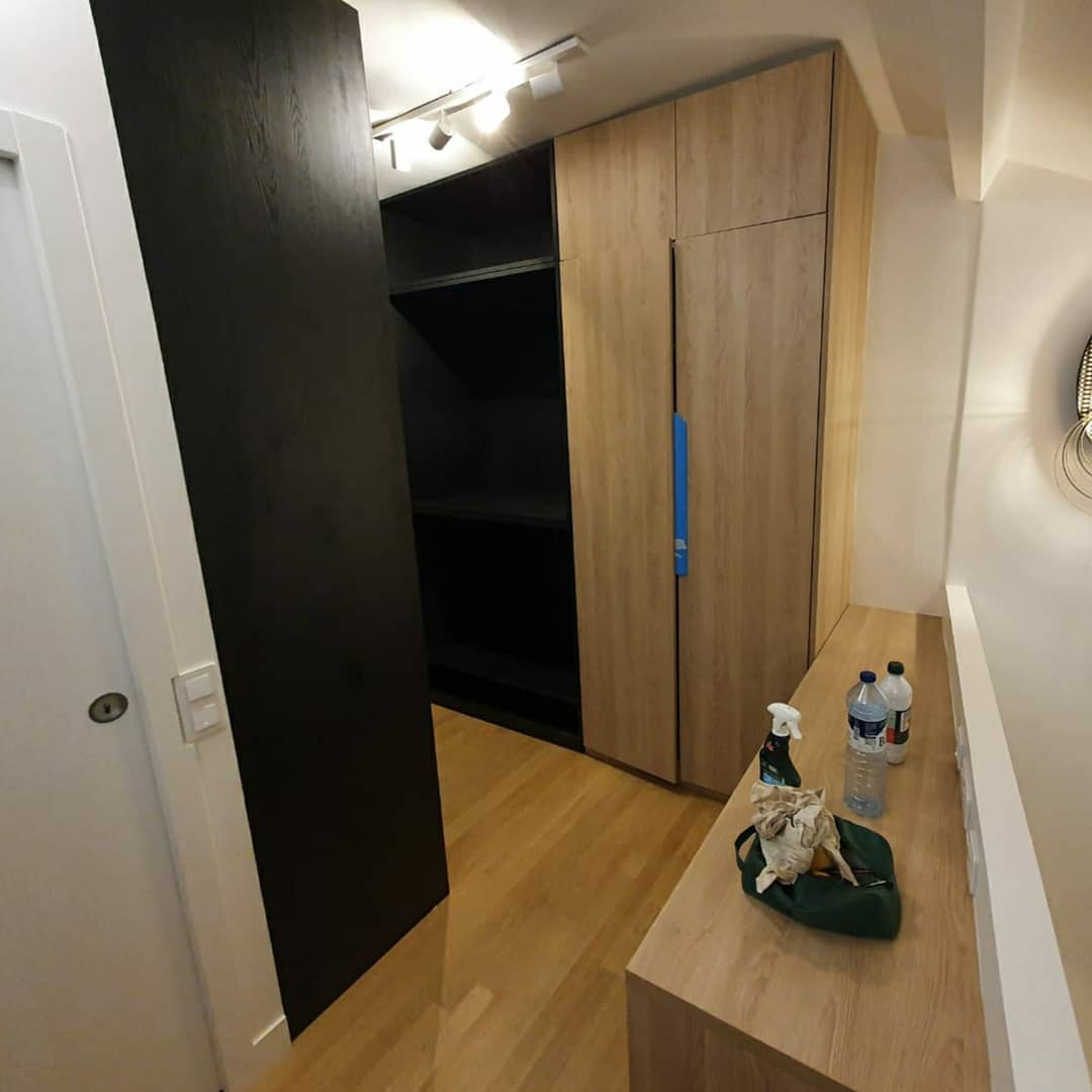 Dressing sur mesure sous pente
Ajustements sur place
Travail en cours, manquent quelques détails
#surmesure #menuiserie #menuiseriesurmesure #dressing #architecturedinterieur #travaildubois #woodworking