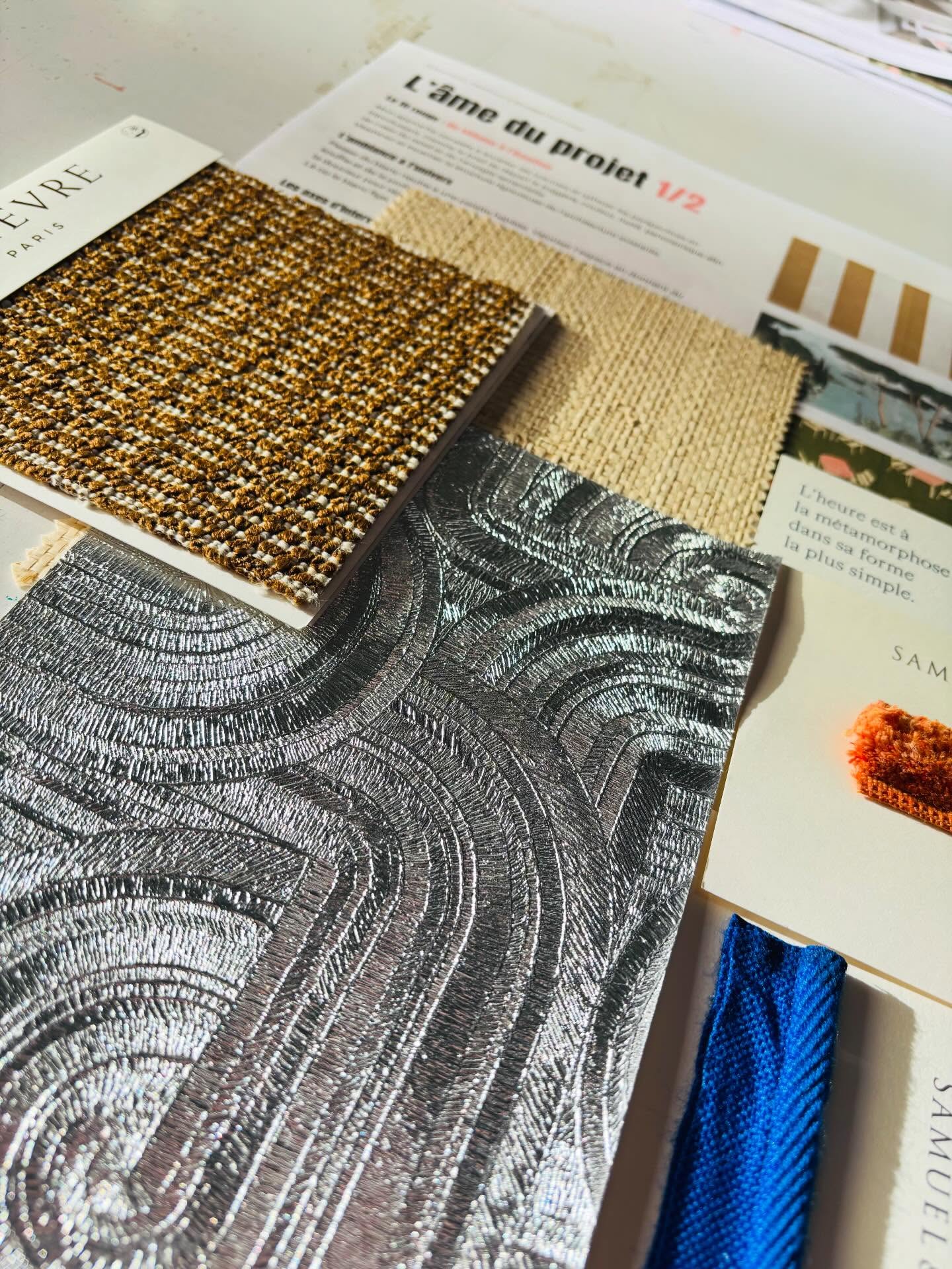 Depuis toujours, je suis artiste.
Je crée des images, des objets, des scènes, des fragments d’univers qui racontent une émotion, une atmosphère, une manière d’habiter le monde.
Aujourd’hui, mon travail évolue.
Ou peut-être qu’il se déploie simplement.
Ce que je faisais à travers mes œuvres trouve peu à peu une autre forme, plus vivante, plus proche, plus partagée : L’envie de faire entrer cette magie, cet équilibre, cette joie silencieuse, directement dans les lieux où l’on vit.
Mettre de l’art dans les intérieurs, non pas comme un décor, mais comme une présence.
Créer des espaces qui apaisent, qui inspirent, qui racontent quelque chose de sensible, parfois presque invisible, mais profondément ressenti.
Je reste artiste.
Mais mon terrain de création s’élargit… fresques, mozaïks, stylisme d’intérieur !
Les tableaux deviennent des pièces,
les mises en scène deviennent des lieux,
et l’imaginaire sort de l’atelier pour rejoindre le réel.
C’est une évolution naturelle, presque évidente.
Une manière de laisser mon travail aller là où il a toujours voulu aller : AU ❤️ DE LA VIE.
🪄Et je trépigne de pouvoir un jour venir secouer ma baguette magique chez vous 😍 pour @maisontokoto
#artlovers #touraineloirevalley #agencedestyleetdedesign #artetartdevivre