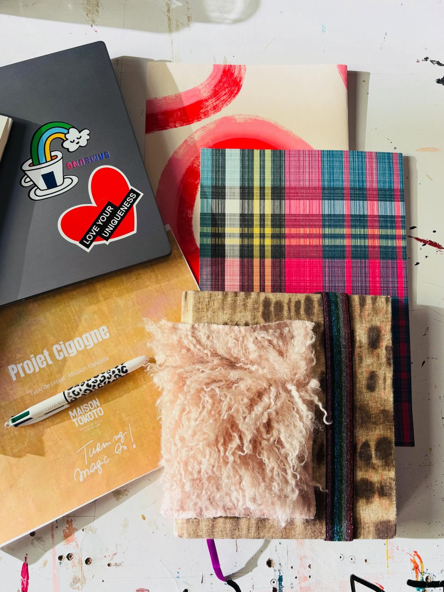 Depuis toujours, je suis artiste.
Je crée des images, des objets, des scènes, des fragments d’univers qui racontent une émotion, une atmosphère, une manière d’habiter le monde.
Aujourd’hui, mon travail évolue.
Ou peut-être qu’il se déploie simplement.
Ce que je faisais à travers mes œuvres trouve peu à peu une autre forme, plus vivante, plus proche, plus partagée : L’envie de faire entrer cette magie, cet équilibre, cette joie silencieuse, directement dans les lieux où l’on vit.
Mettre de l’art dans les intérieurs, non pas comme un décor, mais comme une présence.
Créer des espaces qui apaisent, qui inspirent, qui racontent quelque chose de sensible, parfois presque invisible, mais profondément ressenti.
Je reste artiste.
Mais mon terrain de création s’élargit… fresques, mozaïks, stylisme d’intérieur !
Les tableaux deviennent des pièces,
les mises en scène deviennent des lieux,
et l’imaginaire sort de l’atelier pour rejoindre le réel.
C’est une évolution naturelle, presque évidente.
Une manière de laisser mon travail aller là où il a toujours voulu aller : AU ❤️ DE LA VIE.
🪄Et je trépigne de pouvoir un jour venir secouer ma baguette magique chez vous 😍 pour @maisontokoto
#artlovers #touraineloirevalley #agencedestyleetdedesign #artetartdevivre