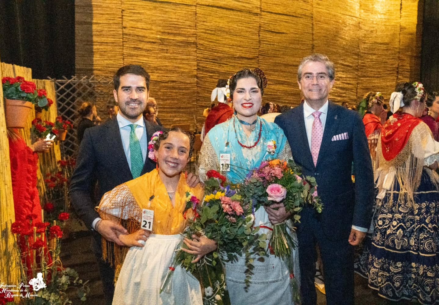 ✨ Gala de Elección de las Reinas de la Huerta de Murcia 2026 ✨
Anoche Murcia celebró con emoción y orgullo una nueva edición de la gala de elección de sus Reinas de la Huerta.
La gala fue presentada por Encarna Talavera, que además se rindió homenaje al 175 aniversario del Bando de la Huerta con la presencia de oficios tradicionales como el espartero, el afilador, el monero o el lechero, junto un grupo de cabezudos. Gracias a la dirección artística de Miguel Ángel Serrano Tomás, fue una noche llena de tradición, música y sentimiento.
El grupo de Coros y Danzas Ermita Nueva, de la Peña Huertana El Cuartillo, actuó en distintos momentos de la gala, bailando un repertorio de jotas, malagueñas o parranda.
💫 Ya conocemos a las sucesoras de las Reinas de la Huerta 2025, Alejandra Belmonte Chekh y Alba Franco Sánchez. Os presentamos a las nuevas Reinas de la Huerta 2026:
👑 Reina de la Huerta de Murcia 2026
👉 Ángela Muñoz Briones – Peña Huertana El Botijo
👑 Reina Infantil de la Huerta de Murcia 2025
👉 Leonor Antón Pons – Peña Huertana Las Tenajas
❤ A todas las candidatas que participaron: gracias de corazón. Vuestro amor por la huerta, vuestra ilusión y el orgullo con el que habéis representado a vuestras peñas os convierte en protagonistas imprescindibles de nuestra historia.
No hace falta llevar corona para ser parte de la grandeza de nuestra tierra. 💐
#murcia #reinadelahuerta #peñashuertanas #fiestasdeprimavera #RegiondeMurcia @turismoregiondemurcia
