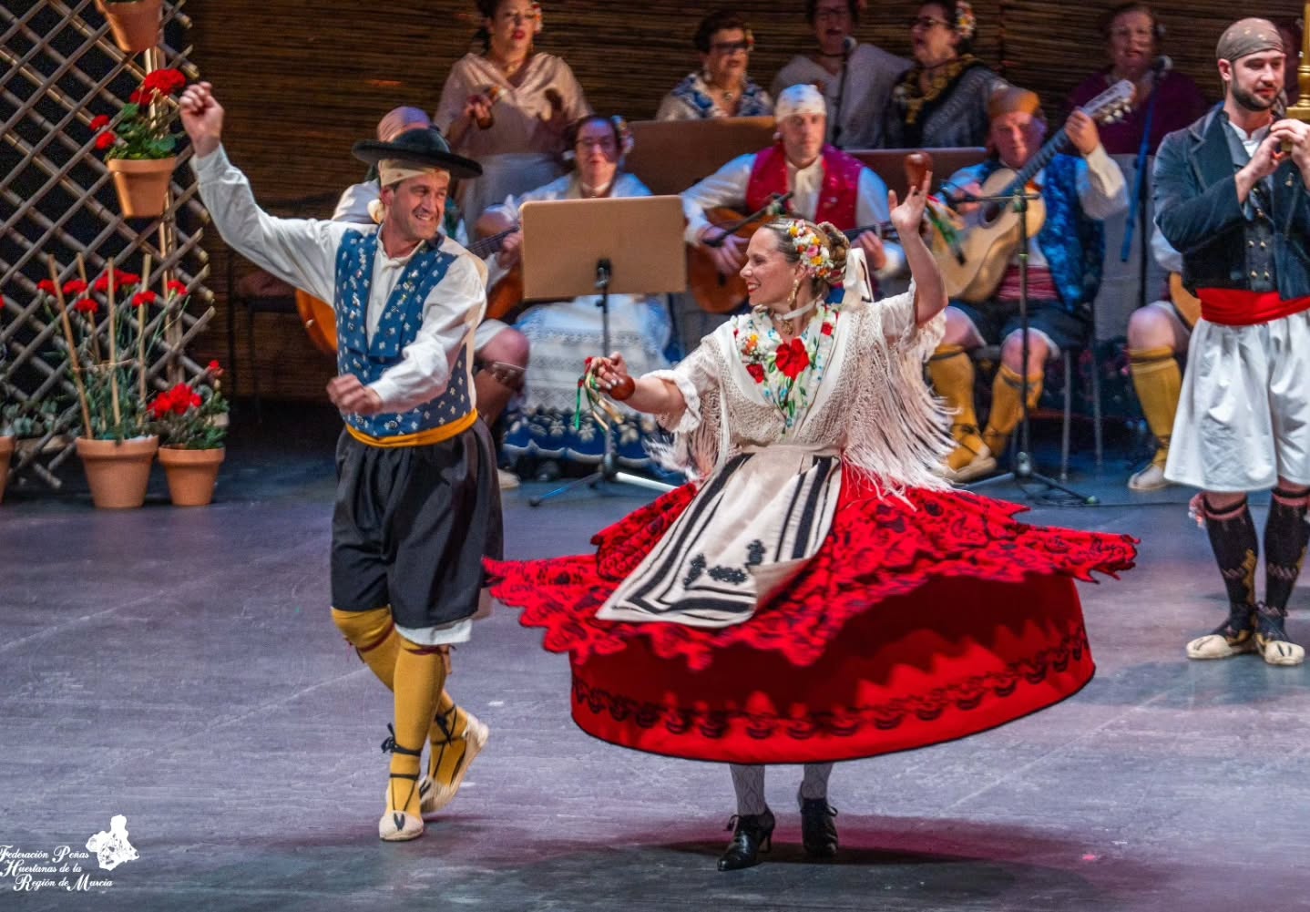 ✨ Gala de Elección de las Reinas de la Huerta de Murcia 2026 ✨
Anoche Murcia celebró con emoción y orgullo una nueva edición de la gala de elección de sus Reinas de la Huerta.
La gala fue presentada por Encarna Talavera, que además se rindió homenaje al 175 aniversario del Bando de la Huerta con la presencia de oficios tradicionales como el espartero, el afilador, el monero o el lechero, junto un grupo de cabezudos. Gracias a la dirección artística de Miguel Ángel Serrano Tomás, fue una noche llena de tradición, música y sentimiento.
El grupo de Coros y Danzas Ermita Nueva, de la Peña Huertana El Cuartillo, actuó en distintos momentos de la gala, bailando un repertorio de jotas, malagueñas o parranda.
💫 Ya conocemos a las sucesoras de las Reinas de la Huerta 2025, Alejandra Belmonte Chekh y Alba Franco Sánchez. Os presentamos a las nuevas Reinas de la Huerta 2026:
👑 Reina de la Huerta de Murcia 2026
👉 Ángela Muñoz Briones – Peña Huertana El Botijo
👑 Reina Infantil de la Huerta de Murcia 2025
👉 Leonor Antón Pons – Peña Huertana Las Tenajas
❤ A todas las candidatas que participaron: gracias de corazón. Vuestro amor por la huerta, vuestra ilusión y el orgullo con el que habéis representado a vuestras peñas os convierte en protagonistas imprescindibles de nuestra historia.
No hace falta llevar corona para ser parte de la grandeza de nuestra tierra. 💐
#murcia #reinadelahuerta #peñashuertanas #fiestasdeprimavera #RegiondeMurcia @turismoregiondemurcia