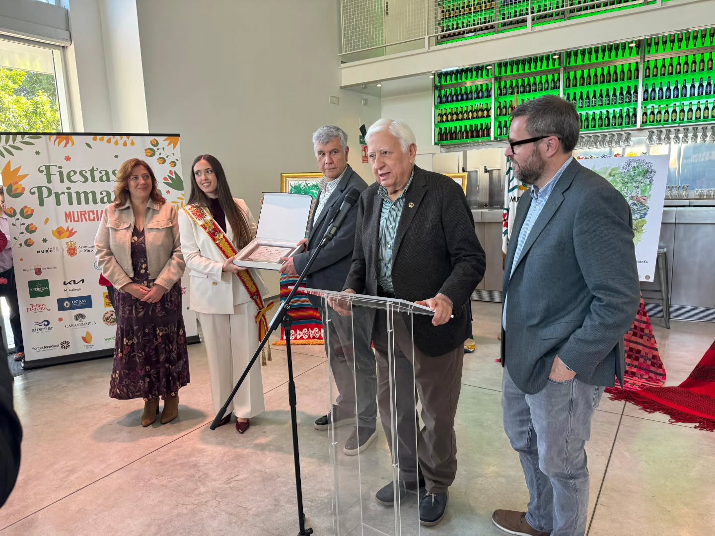 ✨ Esta mañana se ha presentado en las instalaciones de Estrella de Levante el cartel del Bando de la Huerta 2026, del Bando de la Huerta Infantil y Ofrenda de Flores a la Virgen de la Fuensanta 2026. 🎨🌸
El acto ha contado con la presencia del concejal de Cultura, Diego Avilés, Yayo Delgado, director de comunicación de Estrella de Levante, Juan García Serrano, presidente de la Federación de Peñas Huertanas, Fuensanta Martínez, vicepresidenta de la Federación de Peñas Huertanas, y la Reina de la Huerta 2025, Alba Franco Sánchez, acompañada por sus Damas de Honor 👑🌺
También han asistido al acto distintos presidentes de peñas huertanas, que no han querido perderse este emocionante arranque de las fiestas.
Una mañana cargada de simbolismo, emoción y orgullo huertano ❤️✨
#murcia #reinadelahuerta #peñashuertanas #fiestasdeprimavera #bandodelahuerta @turismoregiondemurcia