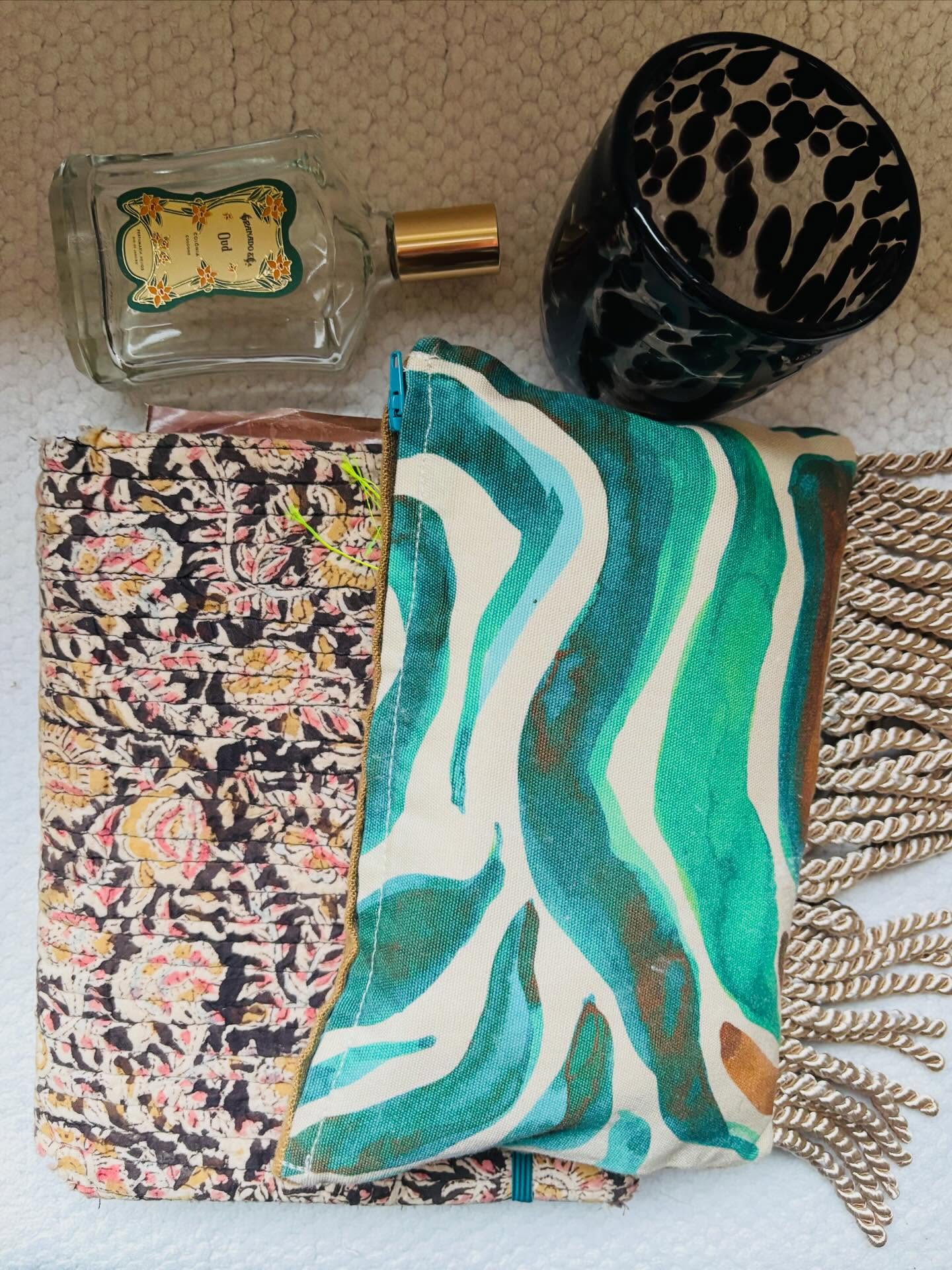 Depuis toujours, je suis artiste.
Je crée des images, des objets, des scènes, des fragments d’univers qui racontent une émotion, une atmosphère, une manière d’habiter le monde.
Aujourd’hui, mon travail évolue.
Ou peut-être qu’il se déploie simplement.
Ce que je faisais à travers mes œuvres trouve peu à peu une autre forme, plus vivante, plus proche, plus partagée : L’envie de faire entrer cette magie, cet équilibre, cette joie silencieuse, directement dans les lieux où l’on vit.
Mettre de l’art dans les intérieurs, non pas comme un décor, mais comme une présence.
Créer des espaces qui apaisent, qui inspirent, qui racontent quelque chose de sensible, parfois presque invisible, mais profondément ressenti.
Je reste artiste.
Mais mon terrain de création s’élargit… fresques, mozaïks, stylisme d’intérieur !
Les tableaux deviennent des pièces,
les mises en scène deviennent des lieux,
et l’imaginaire sort de l’atelier pour rejoindre le réel.
C’est une évolution naturelle, presque évidente.
Une manière de laisser mon travail aller là où il a toujours voulu aller : AU ❤️ DE LA VIE.
🪄Et je trépigne de pouvoir un jour venir secouer ma baguette magique chez vous 😍 pour @maisontokoto
#artlovers #touraineloirevalley #agencedestyleetdedesign #artetartdevivre