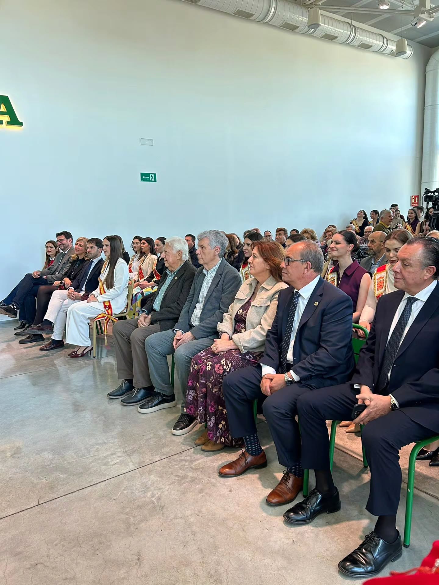 ✨ Esta mañana se ha presentado en las instalaciones de Estrella de Levante el cartel del Bando de la Huerta 2026, del Bando de la Huerta Infantil y Ofrenda de Flores a la Virgen de la Fuensanta 2026. 🎨🌸
El acto ha contado con la presencia del concejal de Cultura, Diego Avilés, Yayo Delgado, director de comunicación de Estrella de Levante, Juan García Serrano, presidente de la Federación de Peñas Huertanas, Fuensanta Martínez, vicepresidenta de la Federación de Peñas Huertanas, y la Reina de la Huerta 2025, Alba Franco Sánchez, acompañada por sus Damas de Honor 👑🌺
También han asistido al acto distintos presidentes de peñas huertanas, que no han querido perderse este emocionante arranque de las fiestas.
Una mañana cargada de simbolismo, emoción y orgullo huertano ❤️✨
#murcia #reinadelahuerta #peñashuertanas #fiestasdeprimavera #bandodelahuerta @turismoregiondemurcia