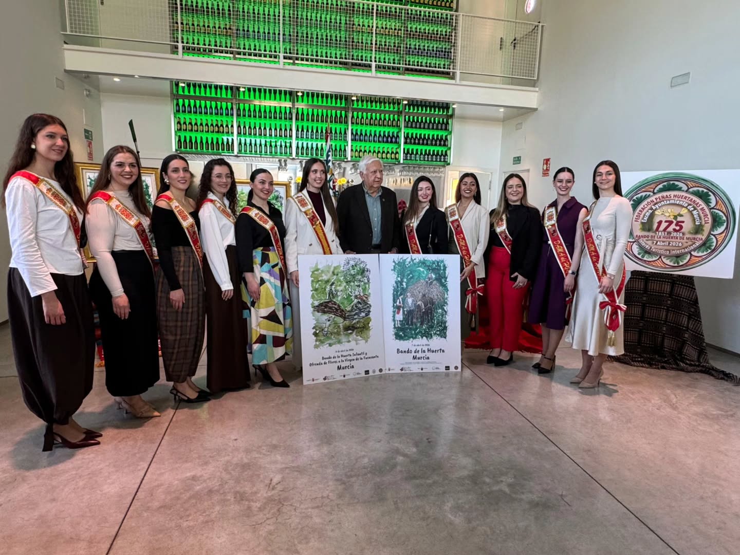 ✨ Esta mañana se ha presentado en las instalaciones de Estrella de Levante el cartel del Bando de la Huerta 2026, del Bando de la Huerta Infantil y Ofrenda de Flores a la Virgen de la Fuensanta 2026. 🎨🌸
El acto ha contado con la presencia del concejal de Cultura, Diego Avilés, Yayo Delgado, director de comunicación de Estrella de Levante, Juan García Serrano, presidente de la Federación de Peñas Huertanas, Fuensanta Martínez, vicepresidenta de la Federación de Peñas Huertanas, y la Reina de la Huerta 2025, Alba Franco Sánchez, acompañada por sus Damas de Honor 👑🌺
También han asistido al acto distintos presidentes de peñas huertanas, que no han querido perderse este emocionante arranque de las fiestas.
Una mañana cargada de simbolismo, emoción y orgullo huertano ❤️✨
#murcia #reinadelahuerta #peñashuertanas #fiestasdeprimavera #bandodelahuerta @turismoregiondemurcia