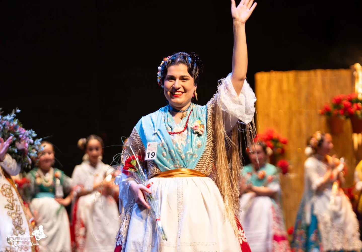 ✨ Gala de Elección de las Reinas de la Huerta de Murcia 2026 ✨
Anoche Murcia celebró con emoción y orgullo una nueva edición de la gala de elección de sus Reinas de la Huerta.
La gala fue presentada por Encarna Talavera, que además se rindió homenaje al 175 aniversario del Bando de la Huerta con la presencia de oficios tradicionales como el espartero, el afilador, el monero o el lechero, junto un grupo de cabezudos. Gracias a la dirección artística de Miguel Ángel Serrano Tomás, fue una noche llena de tradición, música y sentimiento.
El grupo de Coros y Danzas Ermita Nueva, de la Peña Huertana El Cuartillo, actuó en distintos momentos de la gala, bailando un repertorio de jotas, malagueñas o parranda.
💫 Ya conocemos a las sucesoras de las Reinas de la Huerta 2025, Alejandra Belmonte Chekh y Alba Franco Sánchez. Os presentamos a las nuevas Reinas de la Huerta 2026:
👑 Reina de la Huerta de Murcia 2026
👉 Ángela Muñoz Briones – Peña Huertana El Botijo
👑 Reina Infantil de la Huerta de Murcia 2025
👉 Leonor Antón Pons – Peña Huertana Las Tenajas
❤ A todas las candidatas que participaron: gracias de corazón. Vuestro amor por la huerta, vuestra ilusión y el orgullo con el que habéis representado a vuestras peñas os convierte en protagonistas imprescindibles de nuestra historia.
No hace falta llevar corona para ser parte de la grandeza de nuestra tierra. 💐
#murcia #reinadelahuerta #peñashuertanas #fiestasdeprimavera #RegiondeMurcia @turismoregiondemurcia