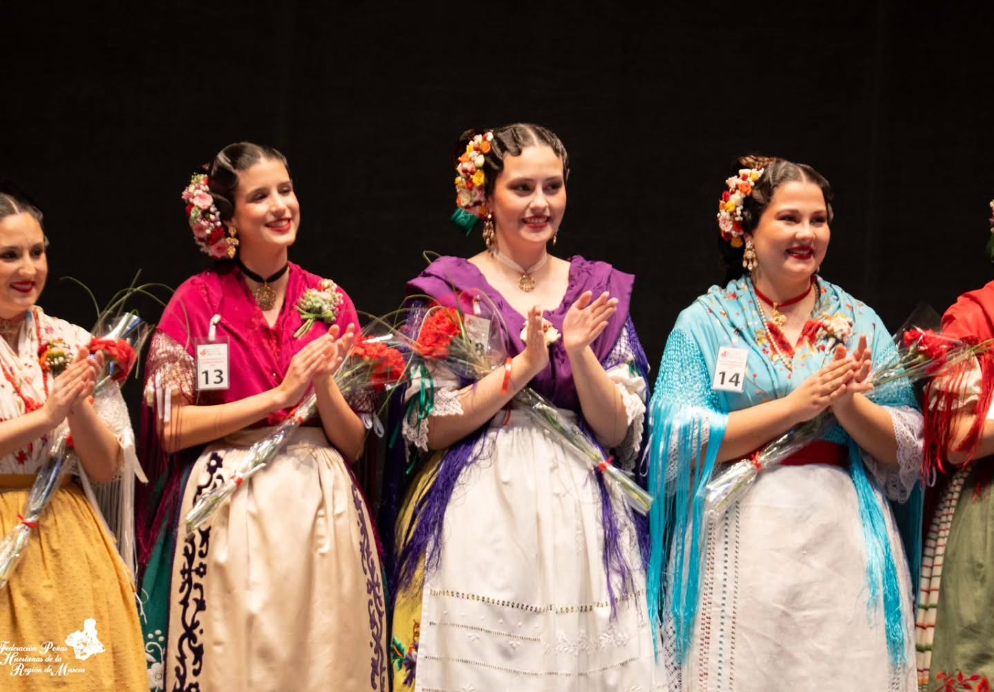 ✨ Gala de Elección de las Reinas de la Huerta de Murcia 2026 ✨
Anoche Murcia celebró con emoción y orgullo una nueva edición de la gala de elección de sus Reinas de la Huerta.
La gala fue presentada por Encarna Talavera, que además se rindió homenaje al 175 aniversario del Bando de la Huerta con la presencia de oficios tradicionales como el espartero, el afilador, el monero o el lechero, junto un grupo de cabezudos. Gracias a la dirección artística de Miguel Ángel Serrano Tomás, fue una noche llena de tradición, música y sentimiento.
El grupo de Coros y Danzas Ermita Nueva, de la Peña Huertana El Cuartillo, actuó en distintos momentos de la gala, bailando un repertorio de jotas, malagueñas o parranda.
💫 Ya conocemos a las sucesoras de las Reinas de la Huerta 2025, Alejandra Belmonte Chekh y Alba Franco Sánchez. Os presentamos a las nuevas Reinas de la Huerta 2026:
👑 Reina de la Huerta de Murcia 2026
👉 Ángela Muñoz Briones – Peña Huertana El Botijo
👑 Reina Infantil de la Huerta de Murcia 2025
👉 Leonor Antón Pons – Peña Huertana Las Tenajas
❤ A todas las candidatas que participaron: gracias de corazón. Vuestro amor por la huerta, vuestra ilusión y el orgullo con el que habéis representado a vuestras peñas os convierte en protagonistas imprescindibles de nuestra historia.
No hace falta llevar corona para ser parte de la grandeza de nuestra tierra. 💐
#murcia #reinadelahuerta #peñashuertanas #fiestasdeprimavera #RegiondeMurcia @turismoregiondemurcia