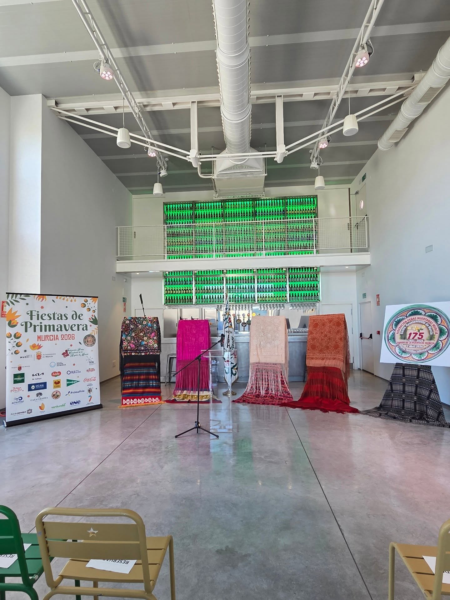 ✨ Esta mañana se ha presentado en las instalaciones de Estrella de Levante el cartel del Bando de la Huerta 2026, del Bando de la Huerta Infantil y Ofrenda de Flores a la Virgen de la Fuensanta 2026. 🎨🌸
El acto ha contado con la presencia del concejal de Cultura, Diego Avilés, Yayo Delgado, director de comunicación de Estrella de Levante, Juan García Serrano, presidente de la Federación de Peñas Huertanas, Fuensanta Martínez, vicepresidenta de la Federación de Peñas Huertanas, y la Reina de la Huerta 2025, Alba Franco Sánchez, acompañada por sus Damas de Honor 👑🌺
También han asistido al acto distintos presidentes de peñas huertanas, que no han querido perderse este emocionante arranque de las fiestas.
Una mañana cargada de simbolismo, emoción y orgullo huertano ❤️✨
#murcia #reinadelahuerta #peñashuertanas #fiestasdeprimavera #bandodelahuerta @turismoregiondemurcia