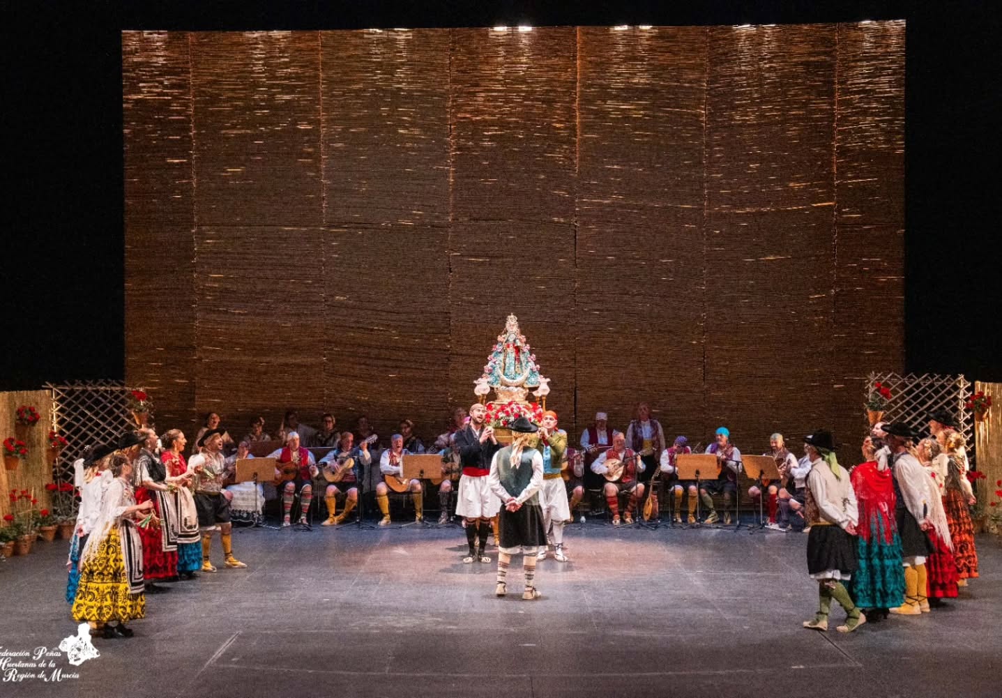 ✨ Gala de Elección de las Reinas de la Huerta de Murcia 2026 ✨
Anoche Murcia celebró con emoción y orgullo una nueva edición de la gala de elección de sus Reinas de la Huerta.
La gala fue presentada por Encarna Talavera, que además se rindió homenaje al 175 aniversario del Bando de la Huerta con la presencia de oficios tradicionales como el espartero, el afilador, el monero o el lechero, junto un grupo de cabezudos. Gracias a la dirección artística de Miguel Ángel Serrano Tomás, fue una noche llena de tradición, música y sentimiento.
El grupo de Coros y Danzas Ermita Nueva, de la Peña Huertana El Cuartillo, actuó en distintos momentos de la gala, bailando un repertorio de jotas, malagueñas o parranda.
💫 Ya conocemos a las sucesoras de las Reinas de la Huerta 2025, Alejandra Belmonte Chekh y Alba Franco Sánchez. Os presentamos a las nuevas Reinas de la Huerta 2026:
👑 Reina de la Huerta de Murcia 2026
👉 Ángela Muñoz Briones – Peña Huertana El Botijo
👑 Reina Infantil de la Huerta de Murcia 2025
👉 Leonor Antón Pons – Peña Huertana Las Tenajas
❤ A todas las candidatas que participaron: gracias de corazón. Vuestro amor por la huerta, vuestra ilusión y el orgullo con el que habéis representado a vuestras peñas os convierte en protagonistas imprescindibles de nuestra historia.
No hace falta llevar corona para ser parte de la grandeza de nuestra tierra. 💐
#murcia #reinadelahuerta #peñashuertanas #fiestasdeprimavera #RegiondeMurcia @turismoregiondemurcia