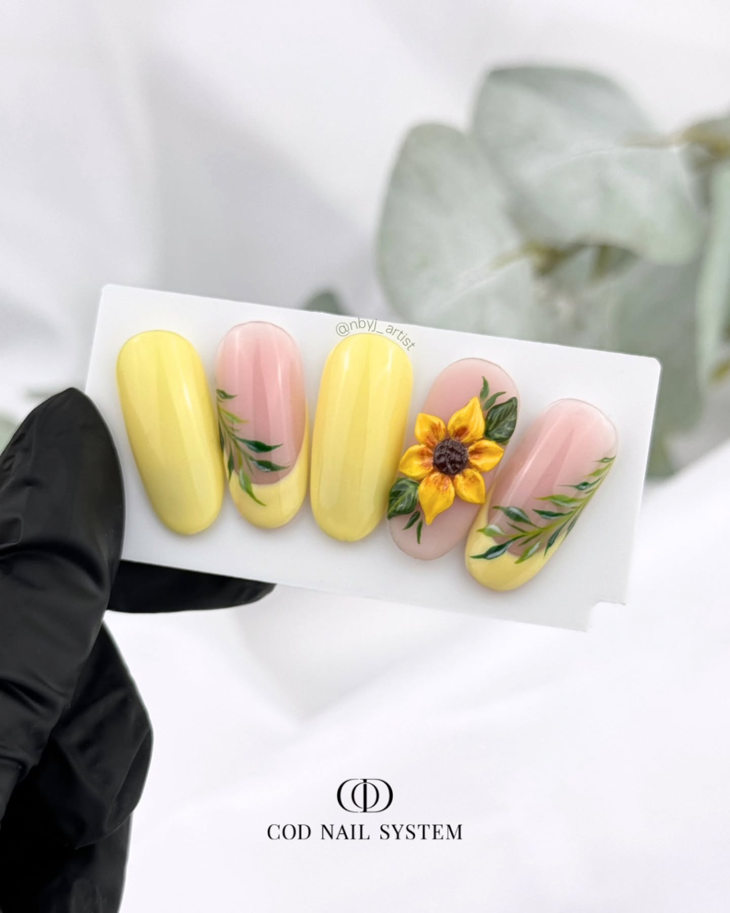 ✨ La tendance 3D fait sensation ! Le printemps arrive et la 3D s’invite plus que jamais dans le nail art. Insectes délicats, fleurs iconiques ou encore fruits gourmands… les gels 3D promettent des poses pleines de relief et de créativité. On craque pour ces design à la fois fun, mignons et ultra tendance, qui apportent une touche d’originalité ! 🎥 Besoin d’un tuto ? Rendez-vous sur notre compte TikTok pour découvrir toutes les étapes ! Retrouvez tous les produits sur notre sur notre site : http://creaongles-distribution.com et en boutique : 📍 6 Chemin du Pastel, Villefranche-de-Lauragais (31) #codnailsystem #3dnails #nailartaddict #nailartist #gelpolish