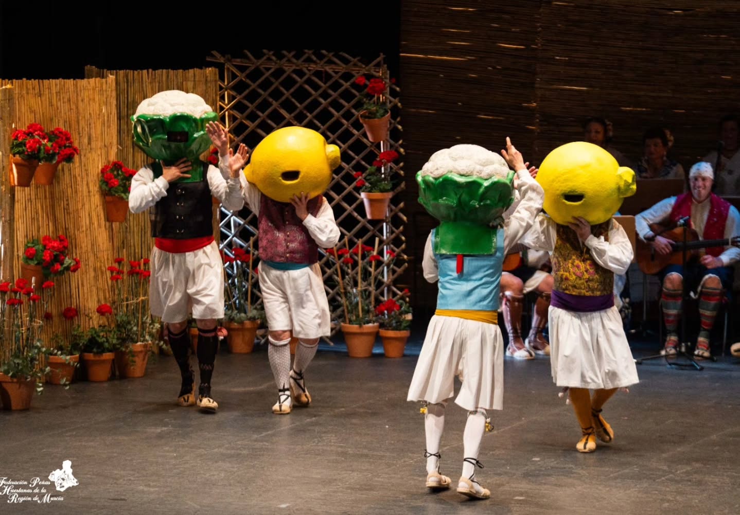 ✨ Gala de Elección de las Reinas de la Huerta de Murcia 2026 ✨
Anoche Murcia celebró con emoción y orgullo una nueva edición de la gala de elección de sus Reinas de la Huerta.
La gala fue presentada por Encarna Talavera, que además se rindió homenaje al 175 aniversario del Bando de la Huerta con la presencia de oficios tradicionales como el espartero, el afilador, el monero o el lechero, junto un grupo de cabezudos. Gracias a la dirección artística de Miguel Ángel Serrano Tomás, fue una noche llena de tradición, música y sentimiento.
El grupo de Coros y Danzas Ermita Nueva, de la Peña Huertana El Cuartillo, actuó en distintos momentos de la gala, bailando un repertorio de jotas, malagueñas o parranda.
💫 Ya conocemos a las sucesoras de las Reinas de la Huerta 2025, Alejandra Belmonte Chekh y Alba Franco Sánchez. Os presentamos a las nuevas Reinas de la Huerta 2026:
👑 Reina de la Huerta de Murcia 2026
👉 Ángela Muñoz Briones – Peña Huertana El Botijo
👑 Reina Infantil de la Huerta de Murcia 2025
👉 Leonor Antón Pons – Peña Huertana Las Tenajas
❤ A todas las candidatas que participaron: gracias de corazón. Vuestro amor por la huerta, vuestra ilusión y el orgullo con el que habéis representado a vuestras peñas os convierte en protagonistas imprescindibles de nuestra historia.
No hace falta llevar corona para ser parte de la grandeza de nuestra tierra. 💐
#murcia #reinadelahuerta #peñashuertanas #fiestasdeprimavera #RegiondeMurcia @turismoregiondemurcia