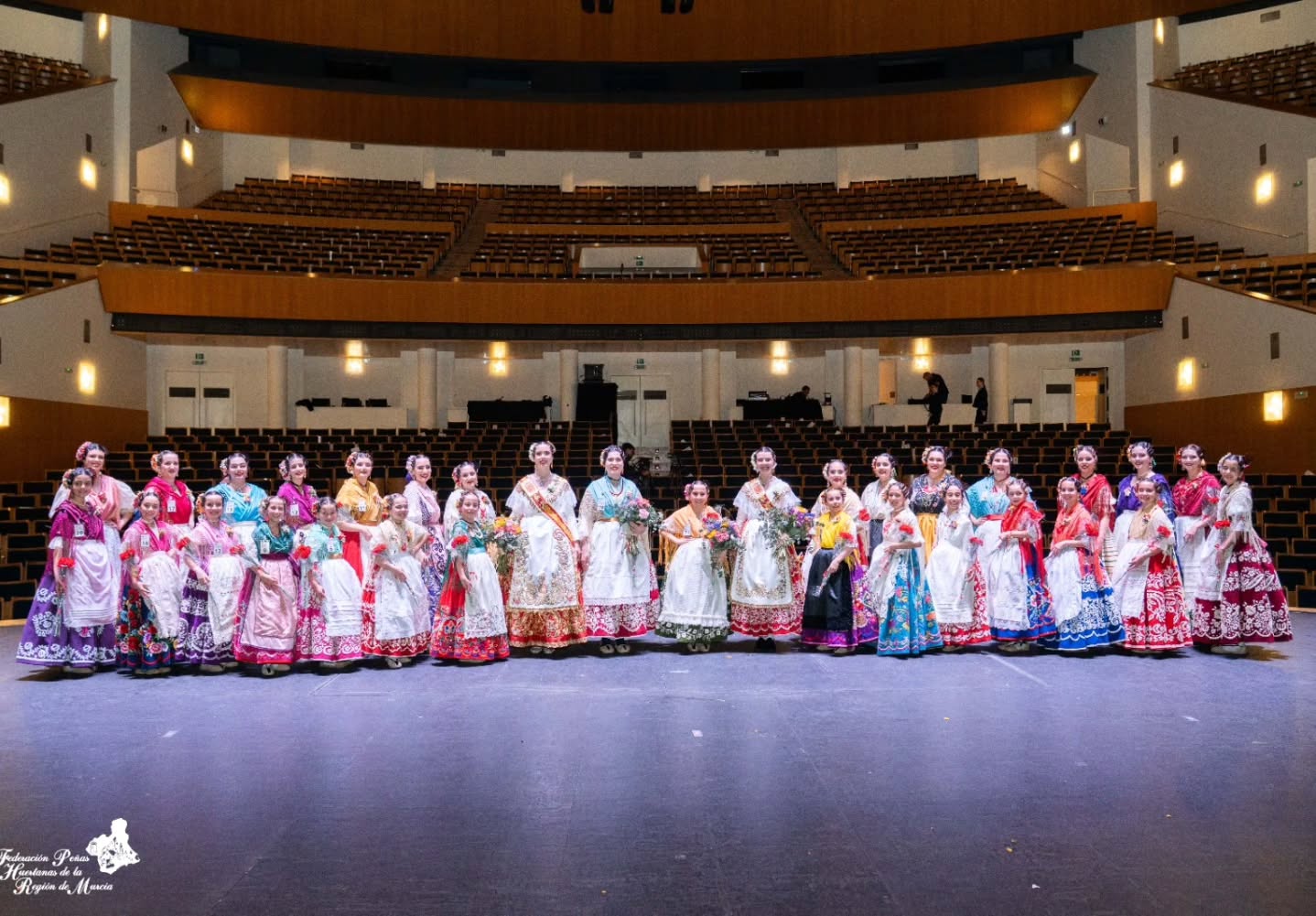 ✨ Gala de Elección de las Reinas de la Huerta de Murcia 2026 ✨
Anoche Murcia celebró con emoción y orgullo una nueva edición de la gala de elección de sus Reinas de la Huerta.
La gala fue presentada por Encarna Talavera, que además se rindió homenaje al 175 aniversario del Bando de la Huerta con la presencia de oficios tradicionales como el espartero, el afilador, el monero o el lechero, junto un grupo de cabezudos. Gracias a la dirección artística de Miguel Ángel Serrano Tomás, fue una noche llena de tradición, música y sentimiento.
El grupo de Coros y Danzas Ermita Nueva, de la Peña Huertana El Cuartillo, actuó en distintos momentos de la gala, bailando un repertorio de jotas, malagueñas o parranda.
💫 Ya conocemos a las sucesoras de las Reinas de la Huerta 2025, Alejandra Belmonte Chekh y Alba Franco Sánchez. Os presentamos a las nuevas Reinas de la Huerta 2026:
👑 Reina de la Huerta de Murcia 2026
👉 Ángela Muñoz Briones – Peña Huertana El Botijo
👑 Reina Infantil de la Huerta de Murcia 2025
👉 Leonor Antón Pons – Peña Huertana Las Tenajas
❤ A todas las candidatas que participaron: gracias de corazón. Vuestro amor por la huerta, vuestra ilusión y el orgullo con el que habéis representado a vuestras peñas os convierte en protagonistas imprescindibles de nuestra historia.
No hace falta llevar corona para ser parte de la grandeza de nuestra tierra. 💐
#murcia #reinadelahuerta #peñashuertanas #fiestasdeprimavera #RegiondeMurcia @turismoregiondemurcia