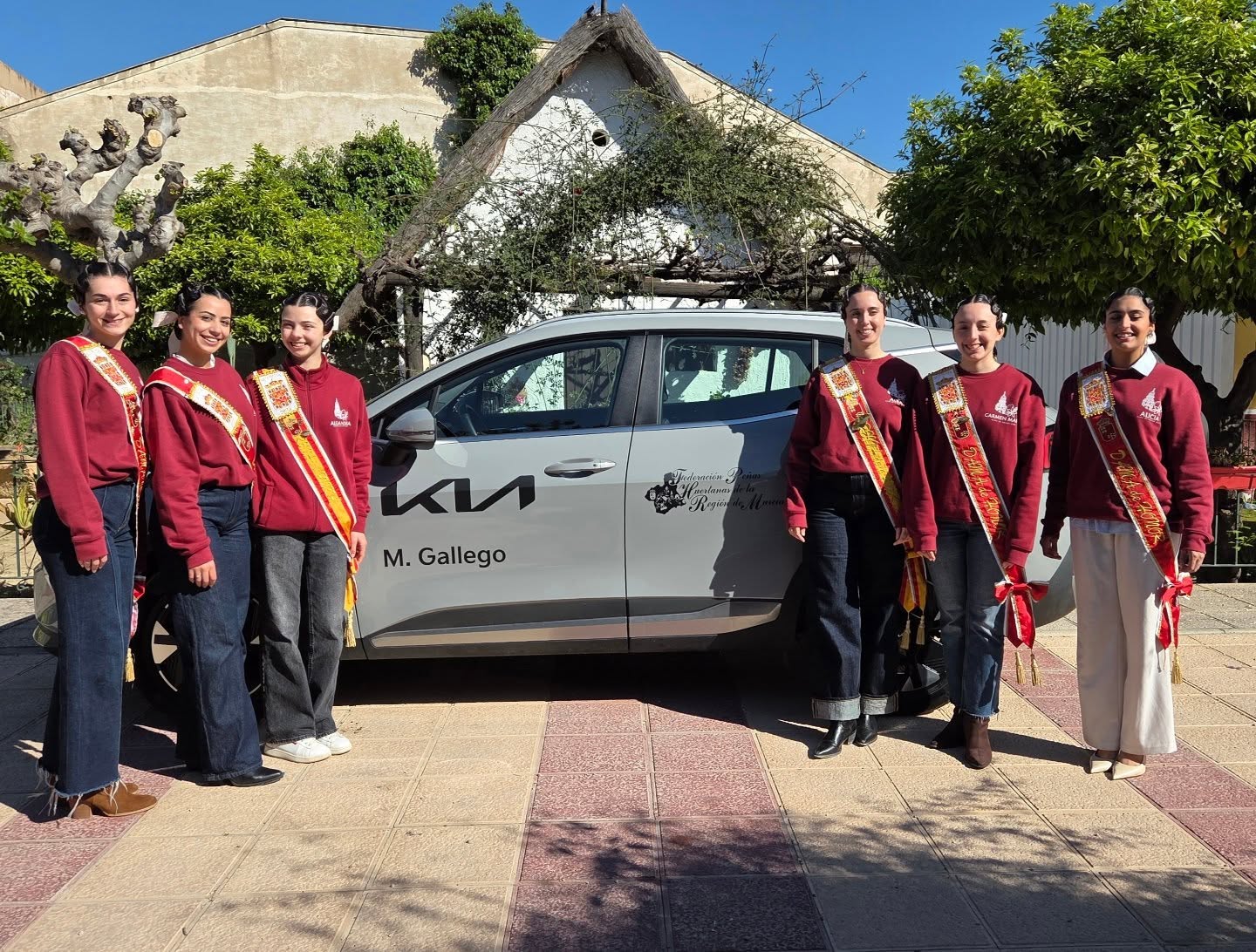 👑🚘 Nuevo fin de semana de carretera de nuestras Reinas de La Huertas 2025 y su Corte de Honor, en el coche oficial de la Federación de Peñas Huertanas siempre con @kiamgallego 🚘👑
Esta vez ha tocado desplazarse a Valencia, a las Fallas.
Siempre acompañando a la Federación en sus viajes!! ❤️
#murcia #reinadelahuerta #fallas #valencia #RegiondeMurcia @turismoregiondemurcia
