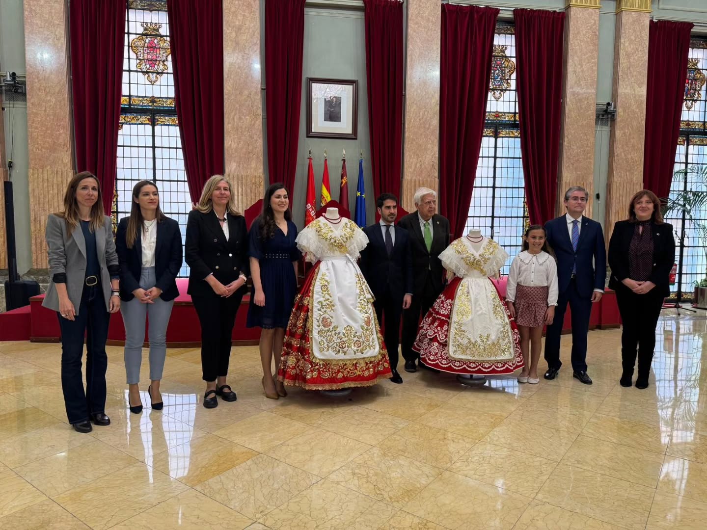 En el día de hoy, el Ayuntamiento de Murcia ha realizado una recepción a las nuevas Reinas de la Huerta de Murcia 2026, Leonor Antón Pons y Ángela Muñoz Briones. 👑✨️
Durante el acto, han recibido sus trajes de huertana, que las acompañarán con orgullo a lo largo de todo el año en cada celebración y tradición 🌸
¡Enhorabuena a ambas en esta etapa tan especial! ❤️
#reinadelahuerta #murcia #fiestasdeprimavera #2026 #huertana @ayuntamientodemurcia
