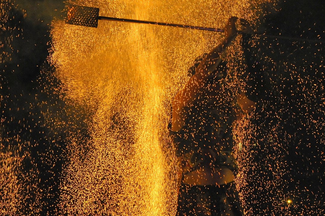 #cieakouma #artdelarue #spectaclevivant #pyrotechnics #terrasson #fantastique #spectacledefeu