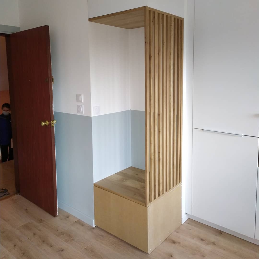 Agencement sur mesure en mélaminé blanc et MDF prêt à peindre par la cliente dans la même couleur que le mur.
Claustra et banquette en chêne massif
#menuiserie #menuisier #ebeniste #surmesure #agencement #travaildubois #artisanat #faitmain