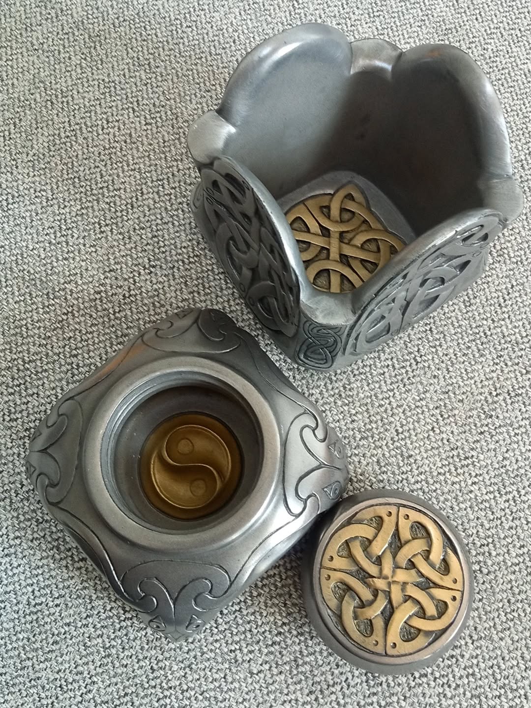 Passion petites boîtes parce que je suis un gosse.
On trouve plus très facilement à pas cher les boîtes designées par Seamus Moran, sauf au fond de petites vitrines. Alors que bon, elles sont cool quoi.
#hiiiiiiiiiiiiy'aundeuxiemrcompartimentdanslecouvercle