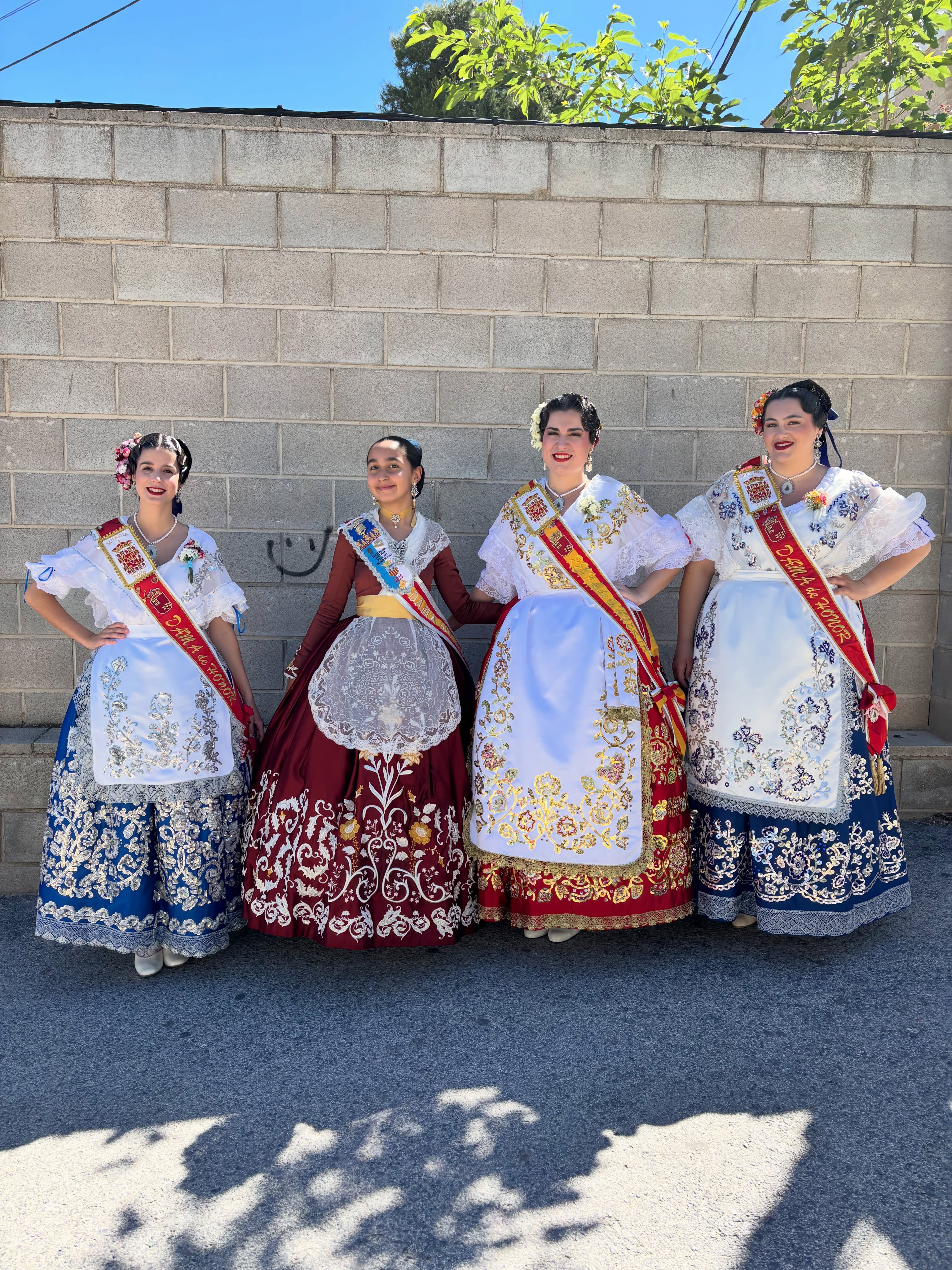 ✨👑 Nuestra Reina de la Huerta, Angela Muñoz Briones, junto a sus damas de honor Marta Escribano Ruipérez y María Pérez Illán, ha vivido un fin de semana inolvidable lleno de tradición, alegría y orgullo huertano en las Fiestas de San Isidro de Yecla 💐🌾🔥
El viernes participaron en el tradicional Desfile y el sábado visitaron sus carrozas de papelillos y disfrutaron de la espectacular Gran Cabalgata de Carrozas desde la Tribuna Presidencial en la Plaza de San Cayetano 🎠🎉🚜
Unas fiestas que mantienen viva la esencia de nuestras raíces, el folclore y la cultura murciana ❤️🤍💚
#SanIsidroYecla #Yecla #TradiciónMurciana #PeñasHuertanas #FiestasDeSanIsidro