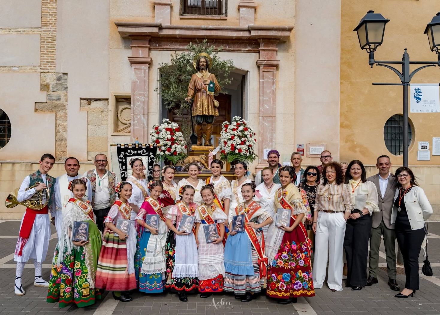 🌾✨ La Romería de San Isidro Labrador de Cehegín reunió a vecinos y visitantes para celebrar la festividad del patrón de la gente del campo.
Asistieron las damas de honor de la Reina Infantil de la Huerta, Elsa Martínez Micol, Raquel Campos Serrano, Lola Parra Tornel, Marina Pérez Jiménez, Clara Conesa Iniesta, Celia Ruiz Sánchez y Lydia Sierra López.
Queremos agradecer al Ayuntamiento de Cehegín la invitación a este bonito desfile y la gran acogida recibida. 💚
Las damas de la Corte de Honor visitaron el camerino de la Virgen de las Maravillas y el convento de San Esteban, acompañadas por la alcaldesa de Cehegín, Alicia del Amor; el concejal de Economía y Hacienda, Cultura, Juventud, Festejos y Transparencia, Lolo García Collado; y miembros de la Junta Directiva de la Hermandad.
Una tarde muy especial llena de tradición, convivencia y cariño. 🌸🤍
#Murcia #ReinaInfantilDeLaHuerta #SanIsidro #Cehegín #Tradiciones