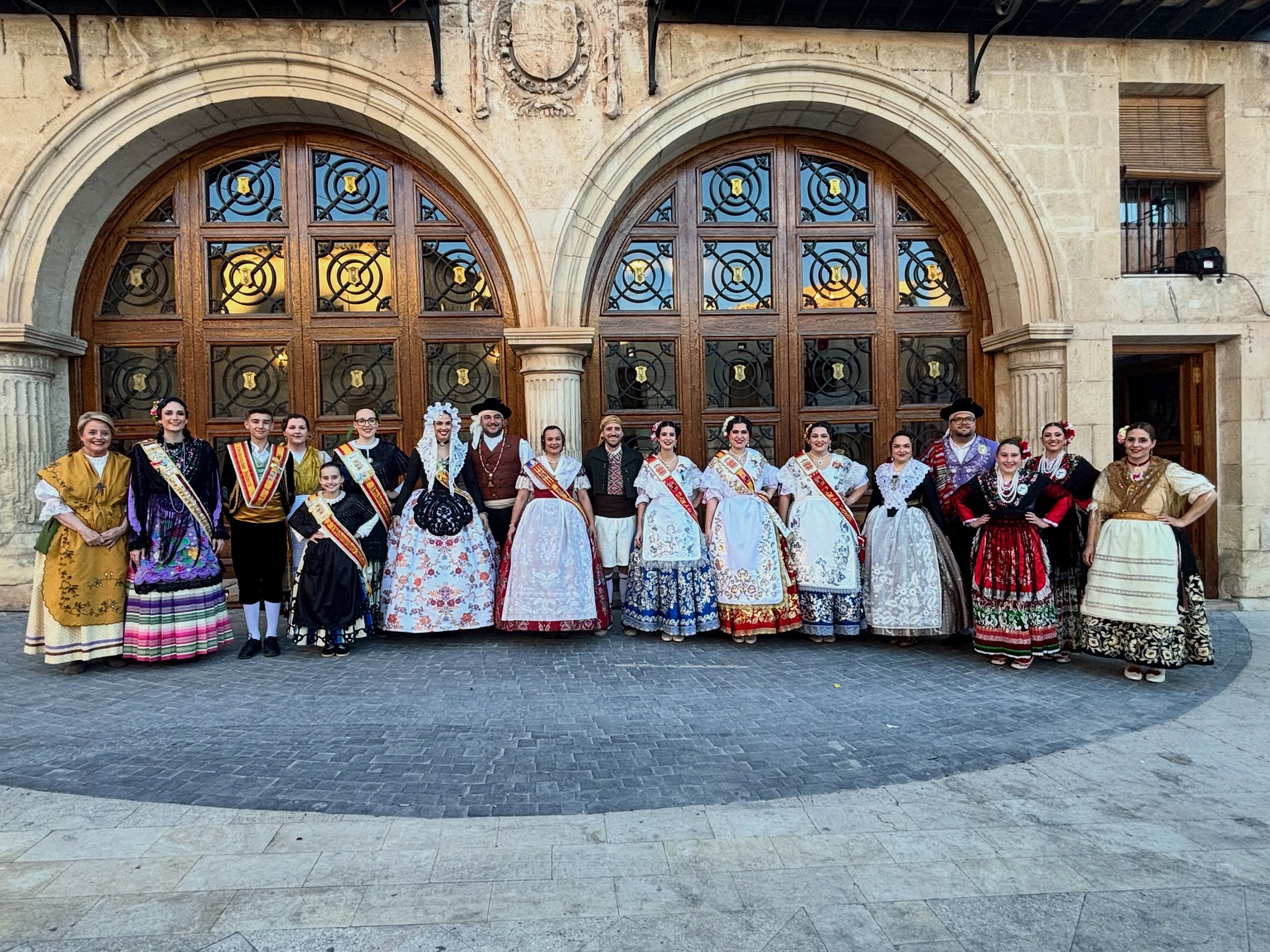 ✨👑 Nuestra Reina de la Huerta, Angela Muñoz Briones, junto a sus damas de honor Marta Escribano Ruipérez y María Pérez Illán, ha vivido un fin de semana inolvidable lleno de tradición, alegría y orgullo huertano en las Fiestas de San Isidro de Yecla 💐🌾🔥
El viernes participaron en el tradicional Desfile y el sábado visitaron sus carrozas de papelillos y disfrutaron de la espectacular Gran Cabalgata de Carrozas desde la Tribuna Presidencial en la Plaza de San Cayetano 🎠🎉🚜
Unas fiestas que mantienen viva la esencia de nuestras raíces, el folclore y la cultura murciana ❤️🤍💚
#SanIsidroYecla #Yecla #TradiciónMurciana #PeñasHuertanas #FiestasDeSanIsidro