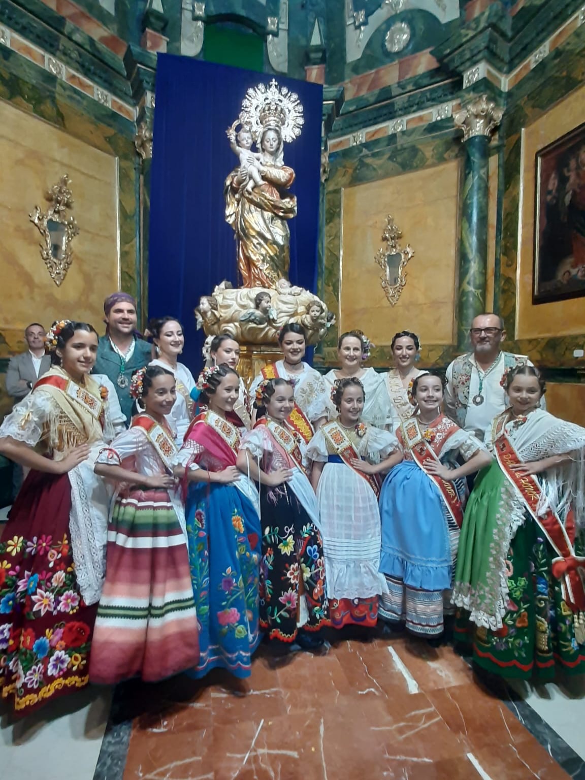 🌾✨ La Romería de San Isidro Labrador de Cehegín reunió a vecinos y visitantes para celebrar la festividad del patrón de la gente del campo.
Asistieron las damas de honor de la Reina Infantil de la Huerta, Elsa Martínez Micol, Raquel Campos Serrano, Lola Parra Tornel, Marina Pérez Jiménez, Clara Conesa Iniesta, Celia Ruiz Sánchez y Lydia Sierra López.
Queremos agradecer al Ayuntamiento de Cehegín la invitación a este bonito desfile y la gran acogida recibida. 💚
Las damas de la Corte de Honor visitaron el camerino de la Virgen de las Maravillas y el convento de San Esteban, acompañadas por la alcaldesa de Cehegín, Alicia del Amor; el concejal de Economía y Hacienda, Cultura, Juventud, Festejos y Transparencia, Lolo García Collado; y miembros de la Junta Directiva de la Hermandad.
Una tarde muy especial llena de tradición, convivencia y cariño. 🌸🤍
#Murcia #ReinaInfantilDeLaHuerta #SanIsidro #Cehegín #Tradiciones