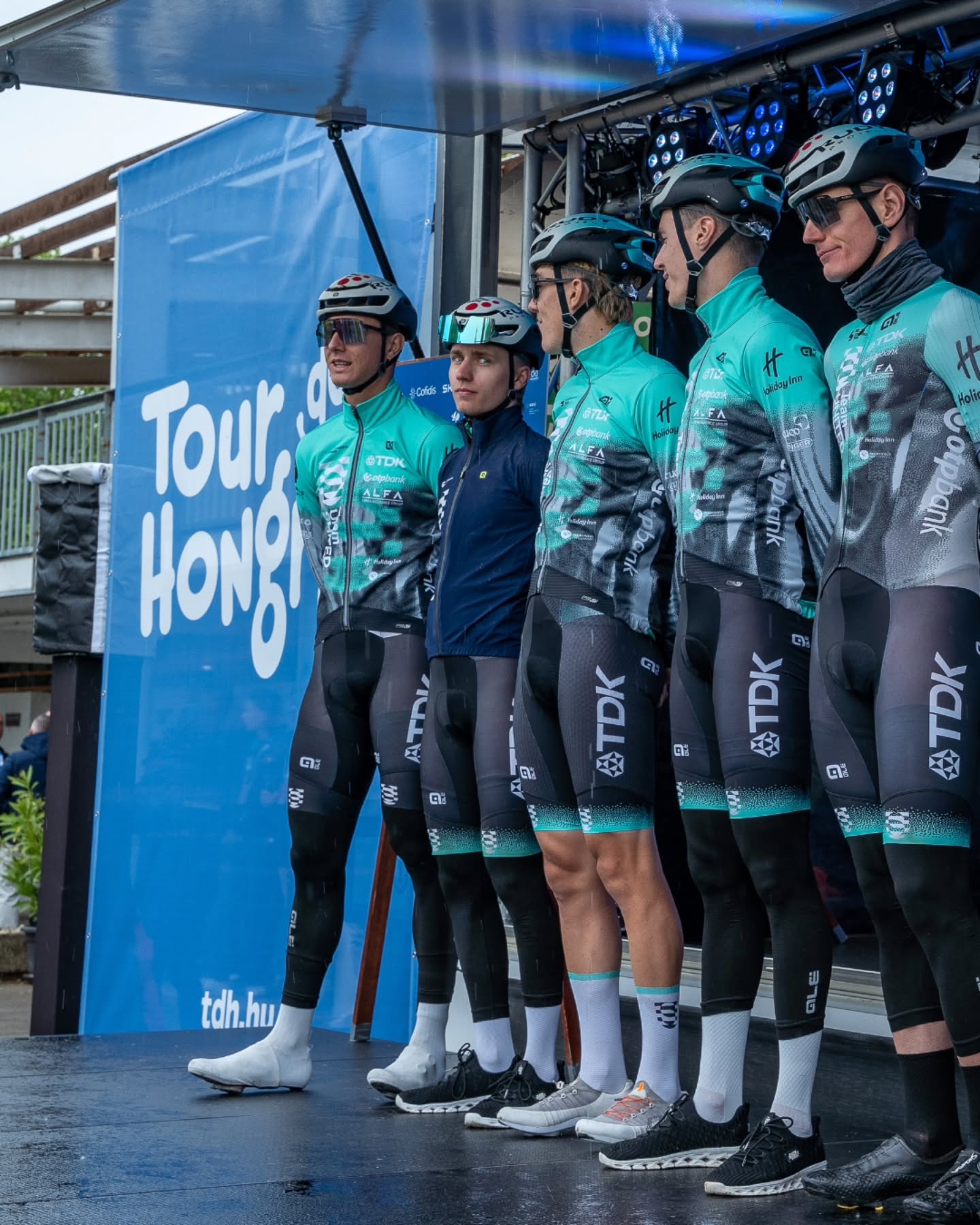 🛡️ Az idei Tour de Hongrie érzelmi hullámvasútja egy top 10-es szakaszeredménnyel és a piros trikóval végződött számunkra 🟥
Köszönjük mindenkinek a szurkolást az út szélén, elképesztő hangulatot teremtettek! Erik egész napos szökésben bombaformában hozta el sorra a hegyi hajrákat, majd a végén Niki hozta ki sprintből a legtöbbet. Sajnos Máténak bukás miatt fel kellett adnia, de horzsolásain kívül jól van.
_
🛡️ This edition of Tour de Hongrie was an emotional rollercoaster for us, and it ended with a top 10 stage result and the red jersey.
Erik spent the whole day in the breakaway, taking KOM after KOM, and at the end Niki did all he could in the sprint. Unfortunately Máté had to abandon due to a crash, but he is OK.
📷 @lapajhu
#tus_riders #TeamUnitedShipping