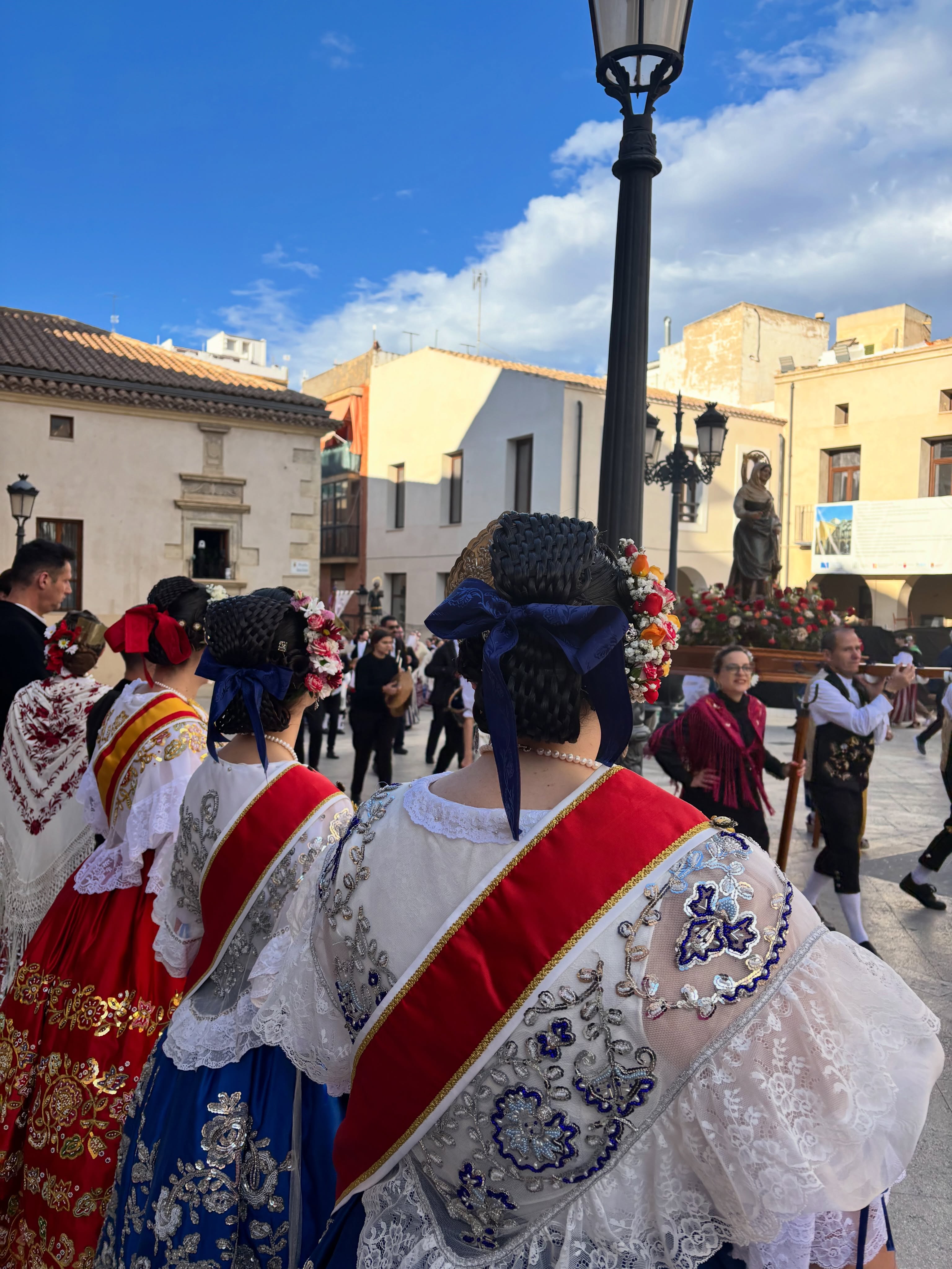 ✨👑 Nuestra Reina de la Huerta, Angela Muñoz Briones, junto a sus damas de honor Marta Escribano Ruipérez y María Pérez Illán, ha vivido un fin de semana inolvidable lleno de tradición, alegría y orgullo huertano en las Fiestas de San Isidro de Yecla 💐🌾🔥
El viernes participaron en el tradicional Desfile y el sábado visitaron sus carrozas de papelillos y disfrutaron de la espectacular Gran Cabalgata de Carrozas desde la Tribuna Presidencial en la Plaza de San Cayetano 🎠🎉🚜
Unas fiestas que mantienen viva la esencia de nuestras raíces, el folclore y la cultura murciana ❤️🤍💚
#SanIsidroYecla #Yecla #TradiciónMurciana #PeñasHuertanas #FiestasDeSanIsidro
