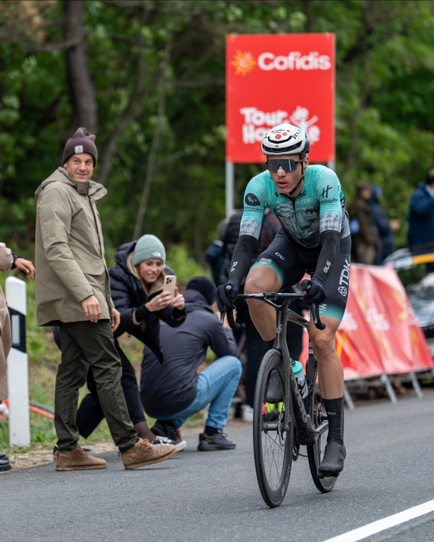 🛡️ Az idei Tour de Hongrie érzelmi hullámvasútja egy top 10-es szakaszeredménnyel és a piros trikóval végződött számunkra 🟥
Köszönjük mindenkinek a szurkolást az út szélén, elképesztő hangulatot teremtettek! Erik egész napos szökésben bombaformában hozta el sorra a hegyi hajrákat, majd a végén Niki hozta ki sprintből a legtöbbet. Sajnos Máténak bukás miatt fel kellett adnia, de horzsolásain kívül jól van.
_
🛡️ This edition of Tour de Hongrie was an emotional rollercoaster for us, and it ended with a top 10 stage result and the red jersey.
Erik spent the whole day in the breakaway, taking KOM after KOM, and at the end Niki did all he could in the sprint. Unfortunately Máté had to abandon due to a crash, but he is OK.
📷 @lapajhu
#tus_riders #TeamUnitedShipping