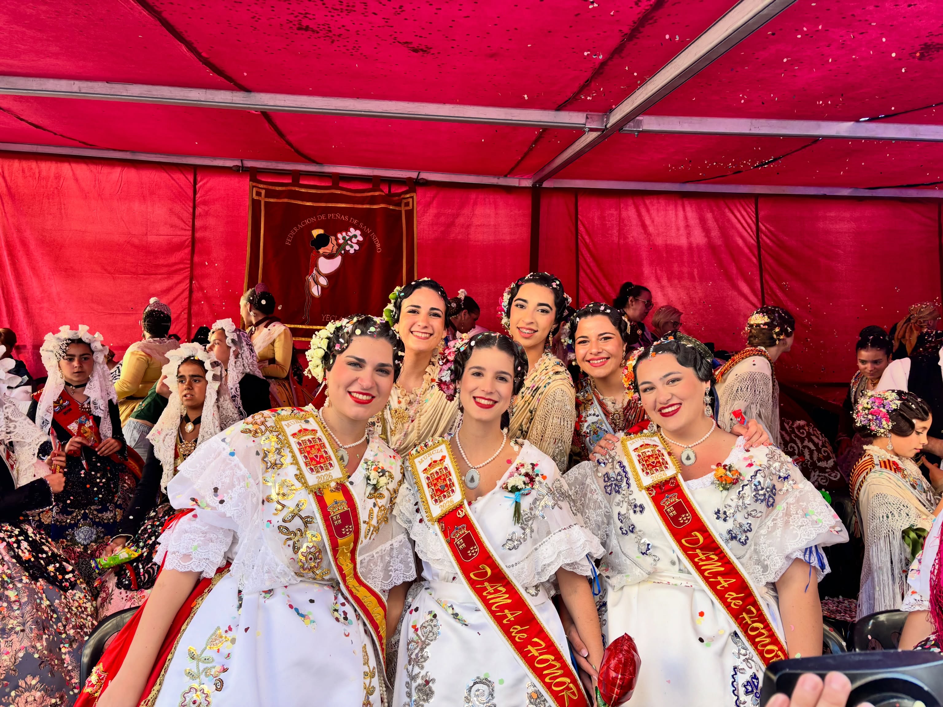 ✨👑 Nuestra Reina de la Huerta, Angela Muñoz Briones, junto a sus damas de honor Marta Escribano Ruipérez y María Pérez Illán, ha vivido un fin de semana inolvidable lleno de tradición, alegría y orgullo huertano en las Fiestas de San Isidro de Yecla 💐🌾🔥
El viernes participaron en el tradicional Desfile y el sábado visitaron sus carrozas de papelillos y disfrutaron de la espectacular Gran Cabalgata de Carrozas desde la Tribuna Presidencial en la Plaza de San Cayetano 🎠🎉🚜
Unas fiestas que mantienen viva la esencia de nuestras raíces, el folclore y la cultura murciana ❤️🤍💚
#SanIsidroYecla #Yecla #TradiciónMurciana #PeñasHuertanas #FiestasDeSanIsidro
