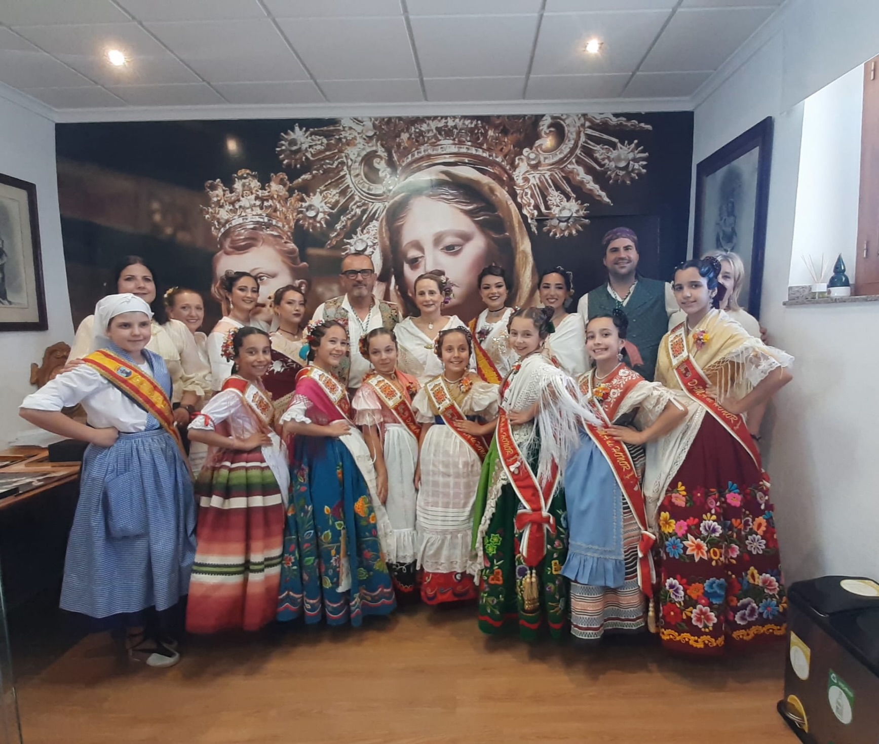 🌾✨ La Romería de San Isidro Labrador de Cehegín reunió a vecinos y visitantes para celebrar la festividad del patrón de la gente del campo.
Asistieron las damas de honor de la Reina Infantil de la Huerta, Elsa Martínez Micol, Raquel Campos Serrano, Lola Parra Tornel, Marina Pérez Jiménez, Clara Conesa Iniesta, Celia Ruiz Sánchez y Lydia Sierra López.
Queremos agradecer al Ayuntamiento de Cehegín la invitación a este bonito desfile y la gran acogida recibida. 💚
Las damas de la Corte de Honor visitaron el camerino de la Virgen de las Maravillas y el convento de San Esteban, acompañadas por la alcaldesa de Cehegín, Alicia del Amor; el concejal de Economía y Hacienda, Cultura, Juventud, Festejos y Transparencia, Lolo García Collado; y miembros de la Junta Directiva de la Hermandad.
Una tarde muy especial llena de tradición, convivencia y cariño. 🌸🤍
#Murcia #ReinaInfantilDeLaHuerta #SanIsidro #Cehegín #Tradiciones