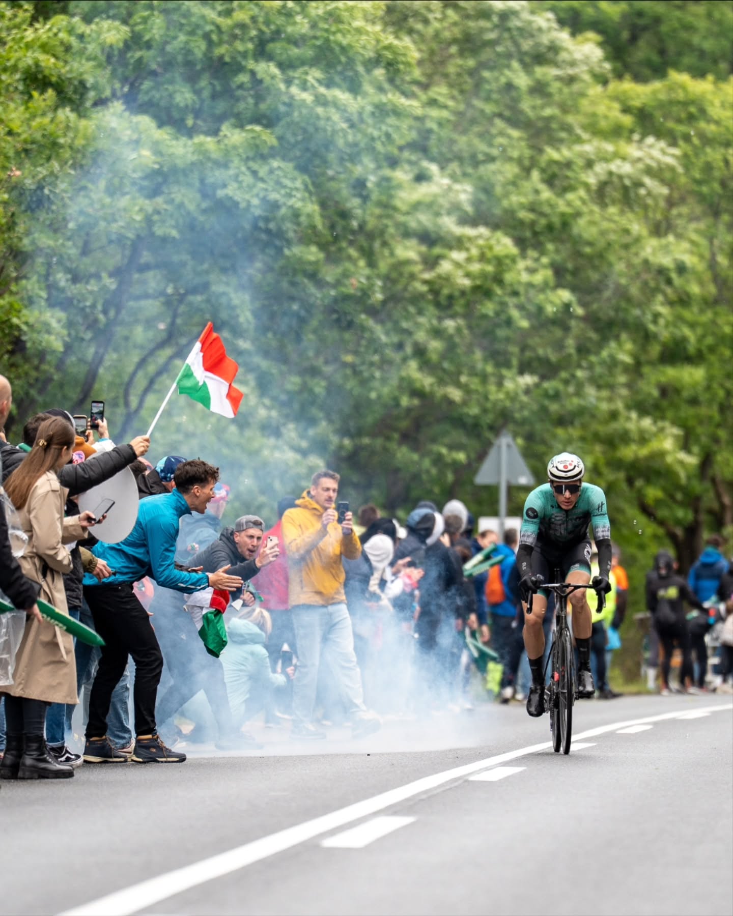 🛡️ Az idei Tour de Hongrie érzelmi hullámvasútja egy top 10-es szakaszeredménnyel és a piros trikóval végződött számunkra 🟥
Köszönjük mindenkinek a szurkolást az út szélén, elképesztő hangulatot teremtettek! Erik egész napos szökésben bombaformában hozta el sorra a hegyi hajrákat, majd a végén Niki hozta ki sprintből a legtöbbet. Sajnos Máténak bukás miatt fel kellett adnia, de horzsolásain kívül jól van.
_
🛡️ This edition of Tour de Hongrie was an emotional rollercoaster for us, and it ended with a top 10 stage result and the red jersey.
Erik spent the whole day in the breakaway, taking KOM after KOM, and at the end Niki did all he could in the sprint. Unfortunately Máté had to abandon due to a crash, but he is OK.
📷 @lapajhu
#tus_riders #TeamUnitedShipping