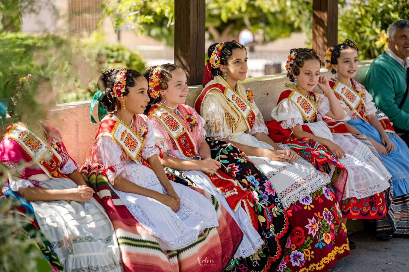 🌾✨ La Romería de San Isidro Labrador de Cehegín reunió a vecinos y visitantes para celebrar la festividad del patrón de la gente del campo.
Asistieron las damas de honor de la Reina Infantil de la Huerta, Elsa Martínez Micol, Raquel Campos Serrano, Lola Parra Tornel, Marina Pérez Jiménez, Clara Conesa Iniesta, Celia Ruiz Sánchez y Lydia Sierra López.
Queremos agradecer al Ayuntamiento de Cehegín la invitación a este bonito desfile y la gran acogida recibida. 💚
Las damas de la Corte de Honor visitaron el camerino de la Virgen de las Maravillas y el convento de San Esteban, acompañadas por la alcaldesa de Cehegín, Alicia del Amor; el concejal de Economía y Hacienda, Cultura, Juventud, Festejos y Transparencia, Lolo García Collado; y miembros de la Junta Directiva de la Hermandad.
Una tarde muy especial llena de tradición, convivencia y cariño. 🌸🤍
#Murcia #ReinaInfantilDeLaHuerta #SanIsidro #Cehegín #Tradiciones