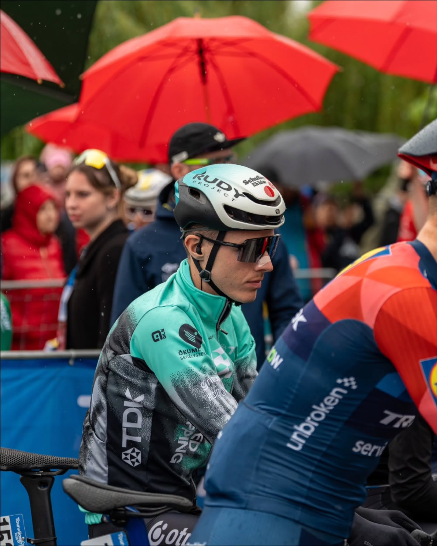 🛡️ Az idei Tour de Hongrie érzelmi hullámvasútja egy top 10-es szakaszeredménnyel és a piros trikóval végződött számunkra 🟥
Köszönjük mindenkinek a szurkolást az út szélén, elképesztő hangulatot teremtettek! Erik egész napos szökésben bombaformában hozta el sorra a hegyi hajrákat, majd a végén Niki hozta ki sprintből a legtöbbet. Sajnos Máténak bukás miatt fel kellett adnia, de horzsolásain kívül jól van.
_
🛡️ This edition of Tour de Hongrie was an emotional rollercoaster for us, and it ended with a top 10 stage result and the red jersey.
Erik spent the whole day in the breakaway, taking KOM after KOM, and at the end Niki did all he could in the sprint. Unfortunately Máté had to abandon due to a crash, but he is OK.
📷 @lapajhu
#tus_riders #TeamUnitedShipping