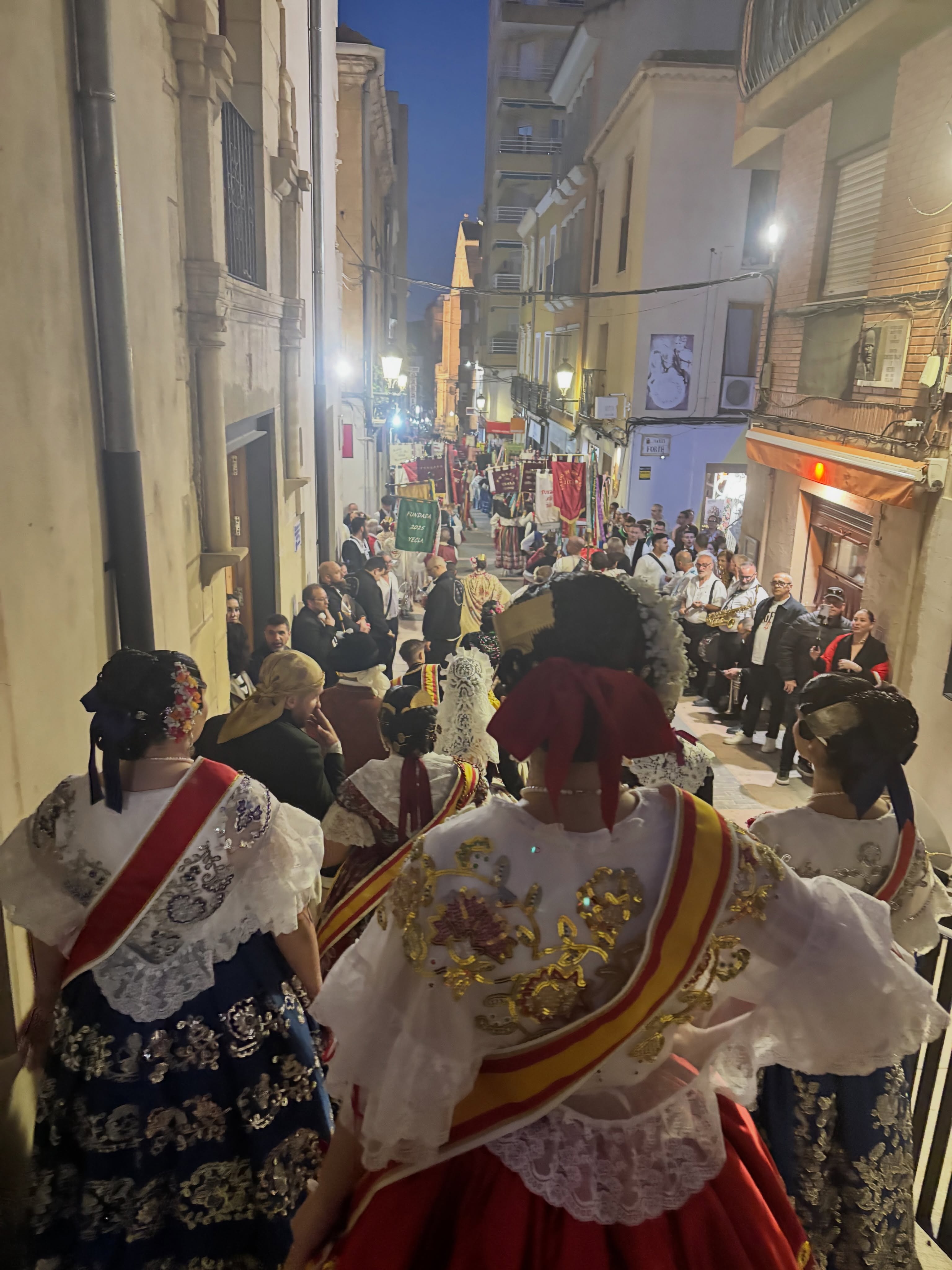 ✨👑 Nuestra Reina de la Huerta, Angela Muñoz Briones, junto a sus damas de honor Marta Escribano Ruipérez y María Pérez Illán, ha vivido un fin de semana inolvidable lleno de tradición, alegría y orgullo huertano en las Fiestas de San Isidro de Yecla 💐🌾🔥
El viernes participaron en el tradicional Desfile y el sábado visitaron sus carrozas de papelillos y disfrutaron de la espectacular Gran Cabalgata de Carrozas desde la Tribuna Presidencial en la Plaza de San Cayetano 🎠🎉🚜
Unas fiestas que mantienen viva la esencia de nuestras raíces, el folclore y la cultura murciana ❤️🤍💚
#SanIsidroYecla #Yecla #TradiciónMurciana #PeñasHuertanas #FiestasDeSanIsidro
