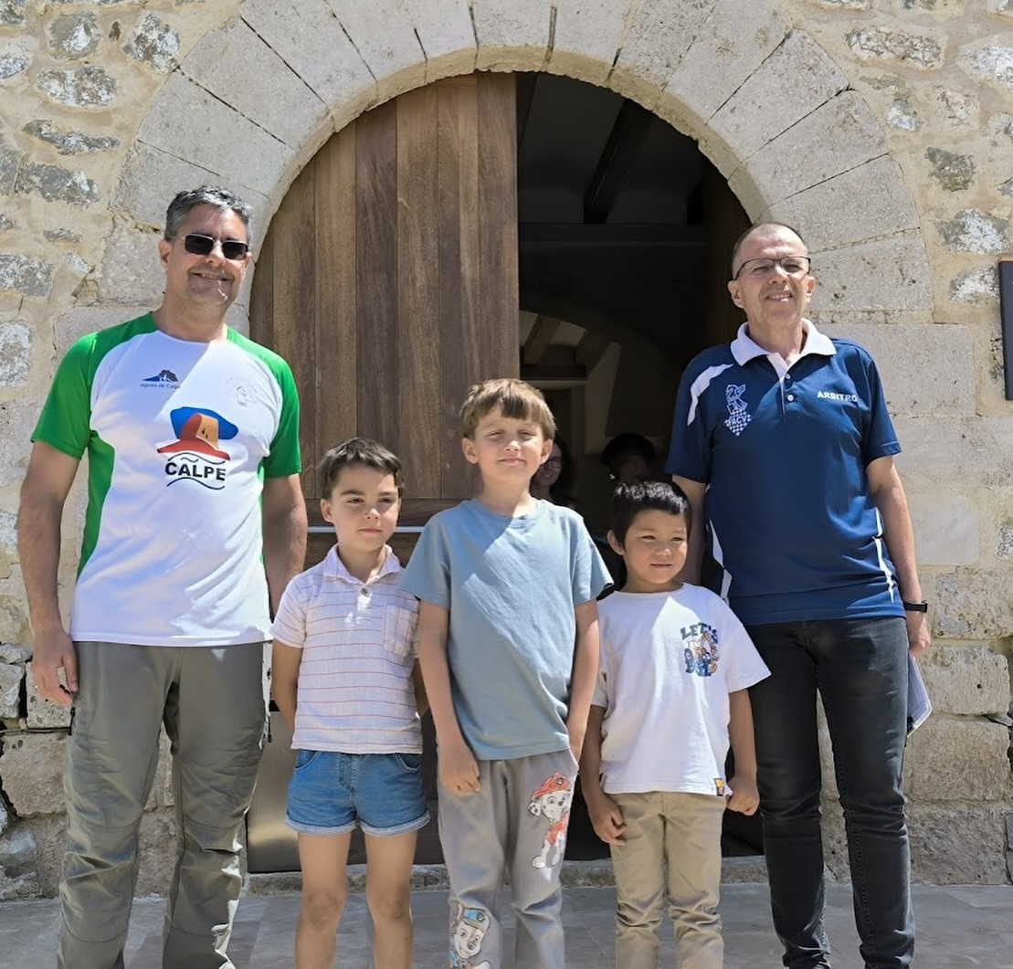 ♟️ MARK RYABINTSEV, CAMPEÓN EN CALP ♟️
Gran jornada de ajedrez la vivida este fin de semana en la quinta prueba del IX Circuit de la Marina Alta, donde el calpino se alzó con la victoria tras firmar un gran torneo. 👏🔥
El Club d’Escacs Calp volvió a demostrar un gran nivel competitivo en una cita que reunió a numerosos jugadores y jugadoras de toda la comarca, consolidando una vez más el crecimiento del ajedrez en la Marina Alta. ♟️💪
Enhorabuena a todas las personas participantes y a la organización por el gran ambiente vivido durante toda la jornada. 🙌
——
♟️ MARK RYABINTSEV, CAMPIÓ A CALP ♟️
Gran jornada d’escacs la viscuda este cap de setmana en la quinta prova del IX Circuit de la Marina Alta, on el calpí es va alçar amb la victòria després de firmar un gran torneig. 👏🔥
El Club d’Escacs Calp va tornar a demostrar un gran nivell competitiu en una cita que va reunir nombrosos jugadors i jugadores de tota la comarca, consolidant una vegada més el creixement dels escacs a la Marina Alta. ♟️💪
Enhorabona a totes les persones participants i a l’organització pel gran ambient viscut durant tota la jornada. 🙌
#Escacs #Ajedrez #Calp #MarinaAlta #ClubEscacsCalp