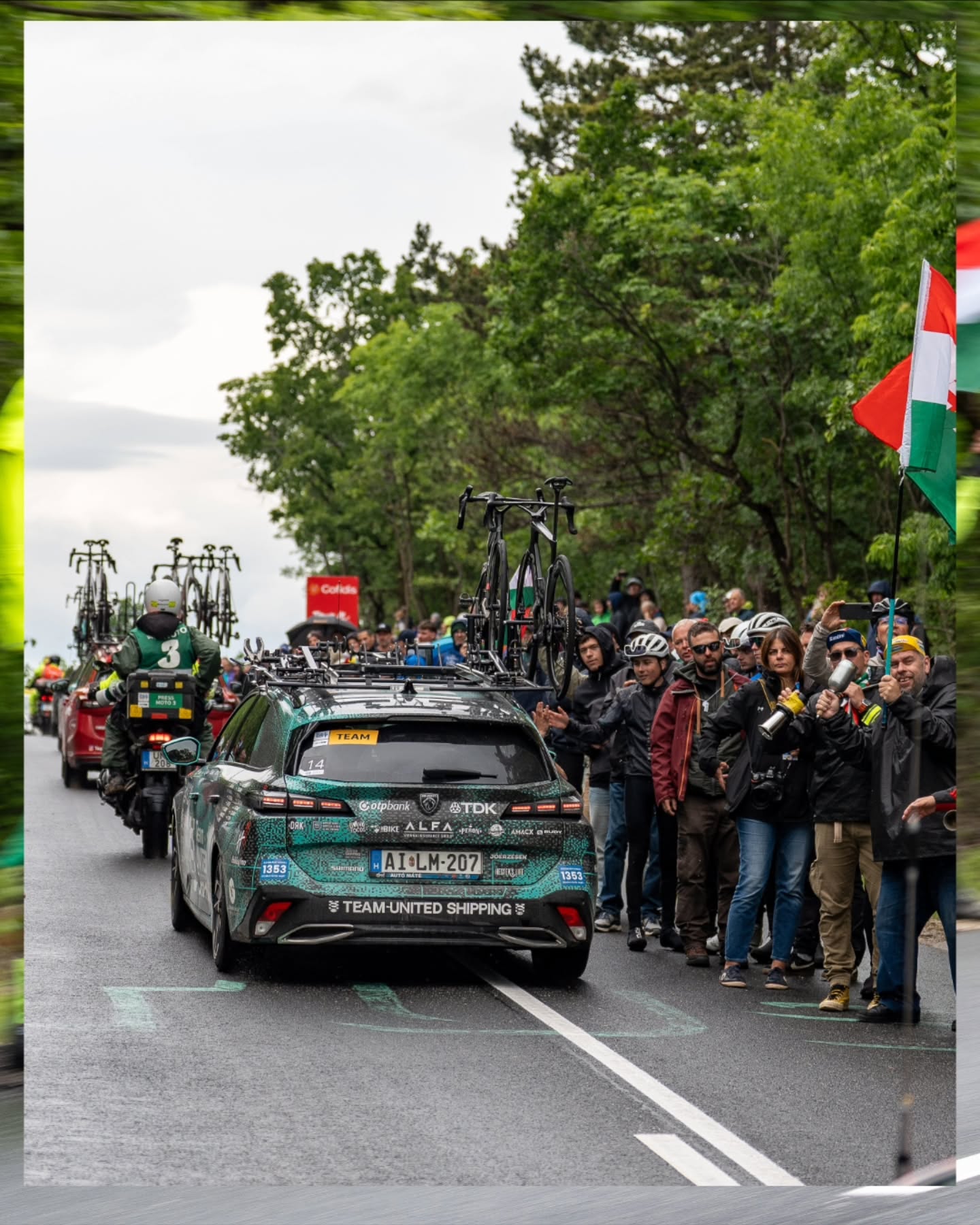 🛡️ Az idei Tour de Hongrie érzelmi hullámvasútja egy top 10-es szakaszeredménnyel és a piros trikóval végződött számunkra 🟥
Köszönjük mindenkinek a szurkolást az út szélén, elképesztő hangulatot teremtettek! Erik egész napos szökésben bombaformában hozta el sorra a hegyi hajrákat, majd a végén Niki hozta ki sprintből a legtöbbet. Sajnos Máténak bukás miatt fel kellett adnia, de horzsolásain kívül jól van.
_
🛡️ This edition of Tour de Hongrie was an emotional rollercoaster for us, and it ended with a top 10 stage result and the red jersey.
Erik spent the whole day in the breakaway, taking KOM after KOM, and at the end Niki did all he could in the sprint. Unfortunately Máté had to abandon due to a crash, but he is OK.
📷 @lapajhu
#tus_riders #TeamUnitedShipping