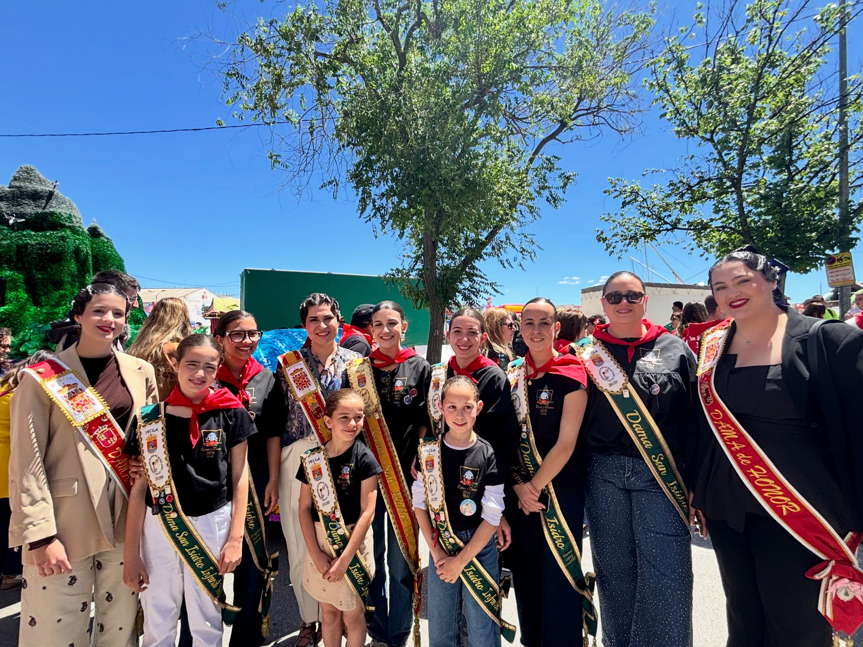 ✨👑 Nuestra Reina de la Huerta, Angela Muñoz Briones, junto a sus damas de honor Marta Escribano Ruipérez y María Pérez Illán, ha vivido un fin de semana inolvidable lleno de tradición, alegría y orgullo huertano en las Fiestas de San Isidro de Yecla 💐🌾🔥
El viernes participaron en el tradicional Desfile y el sábado visitaron sus carrozas de papelillos y disfrutaron de la espectacular Gran Cabalgata de Carrozas desde la Tribuna Presidencial en la Plaza de San Cayetano 🎠🎉🚜
Unas fiestas que mantienen viva la esencia de nuestras raíces, el folclore y la cultura murciana ❤️🤍💚
#SanIsidroYecla #Yecla #TradiciónMurciana #PeñasHuertanas #FiestasDeSanIsidro