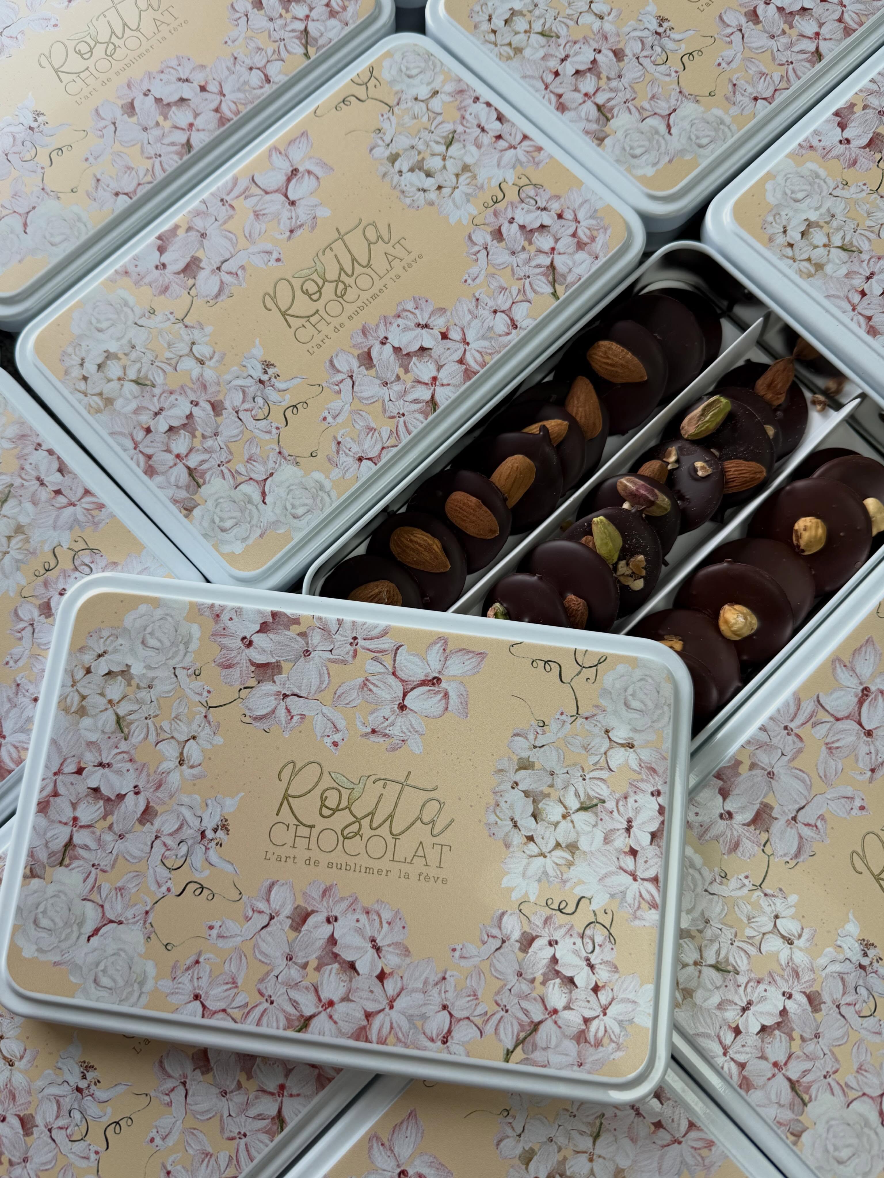 Faites fondre votre maman avec notre coffret
🤎PALETS & MENDIANTS 🤎
Le mélange parfait de chocolat lait 52% et de chocolat noir 76% mêlant douceur et intensité !
Nous travaillons des fèves soigneusement sélectionnées issues de cacaoyers qui poussent en agroforesterie dans la vallée de Kilombero en Tanzanie.
🍫 Notre chocolat Kokoa Kamili révèle des notes acidulées de fruits rouges et de noix séchées.
#fetedesmères #chocoaddict #toursmaville #beantobar