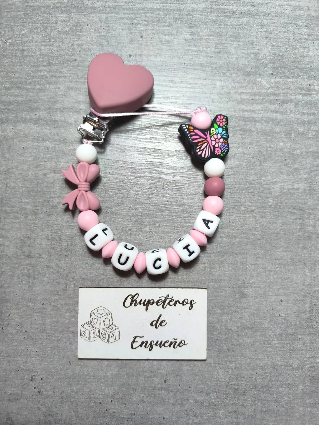 💢 Chupetero personalizado para Lucia💢 Hay miles de…